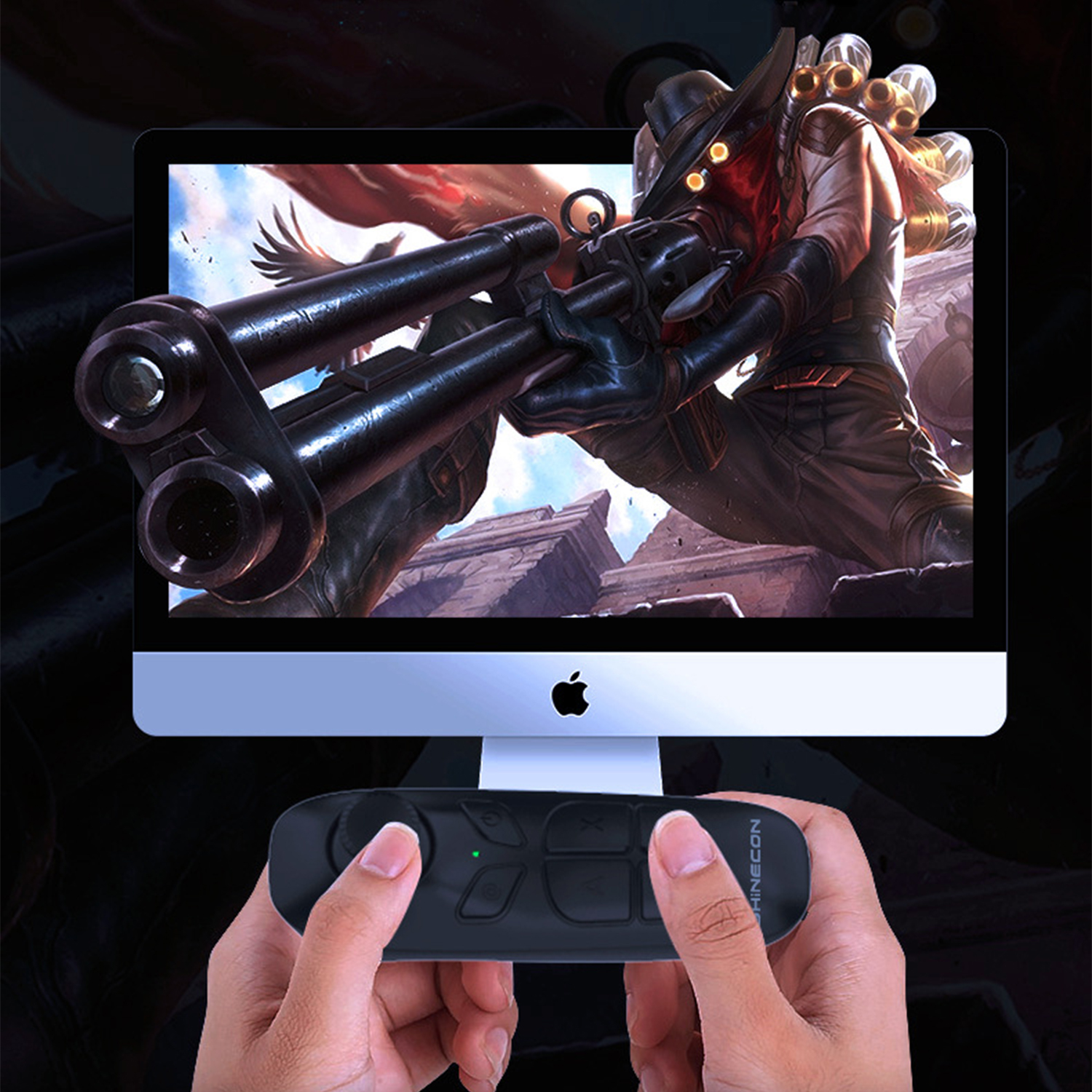 Una persona che tiene un telecomando, con un computer che mostra un personaggio di un videogioco.