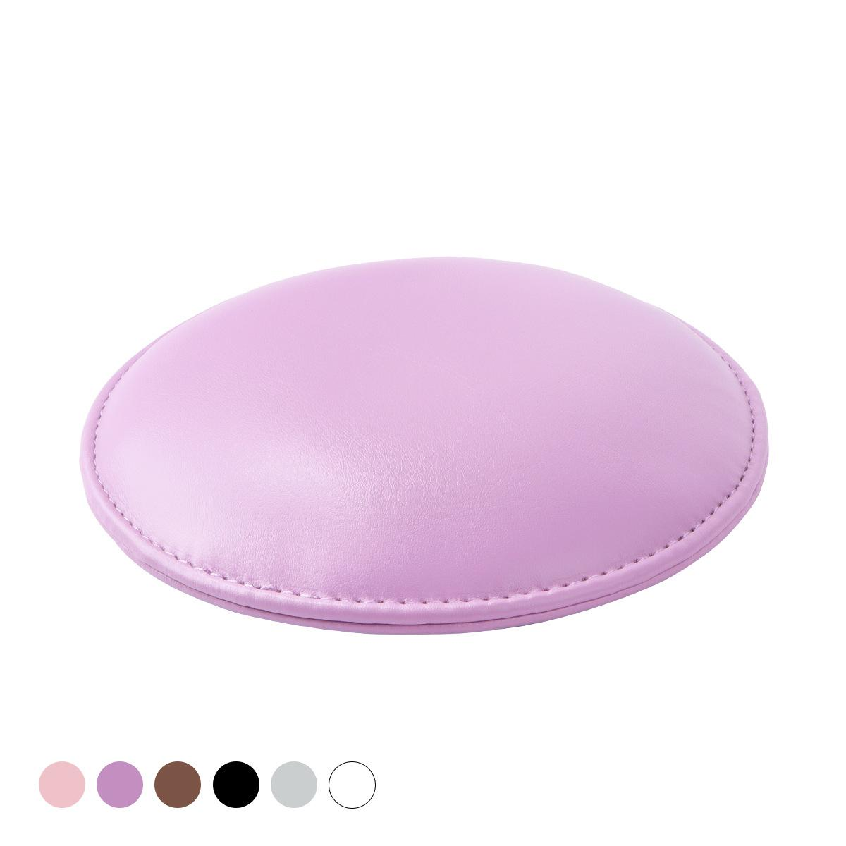 Ein lila-farbenes, ovales Objekt, möglicherweise ein Kissen oder Pad. Es befindet sich vor einem weißen Hintergrund. Dekorative Farbpalette unten.