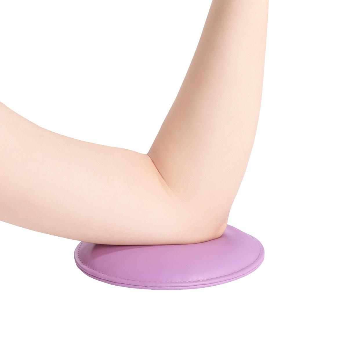 Ein Arm ruht auf einem lila Kissen. Der Arm ist im Ellbogen gebeugt. Der Hintergrund ist schlicht weiß.