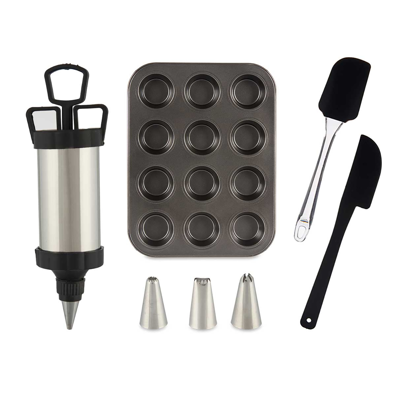 Herramientas para hornear: molde para muffins, jeringa para glaseado, espátulas y boquillas sobre superficie blanca. Plata y negro dominan.