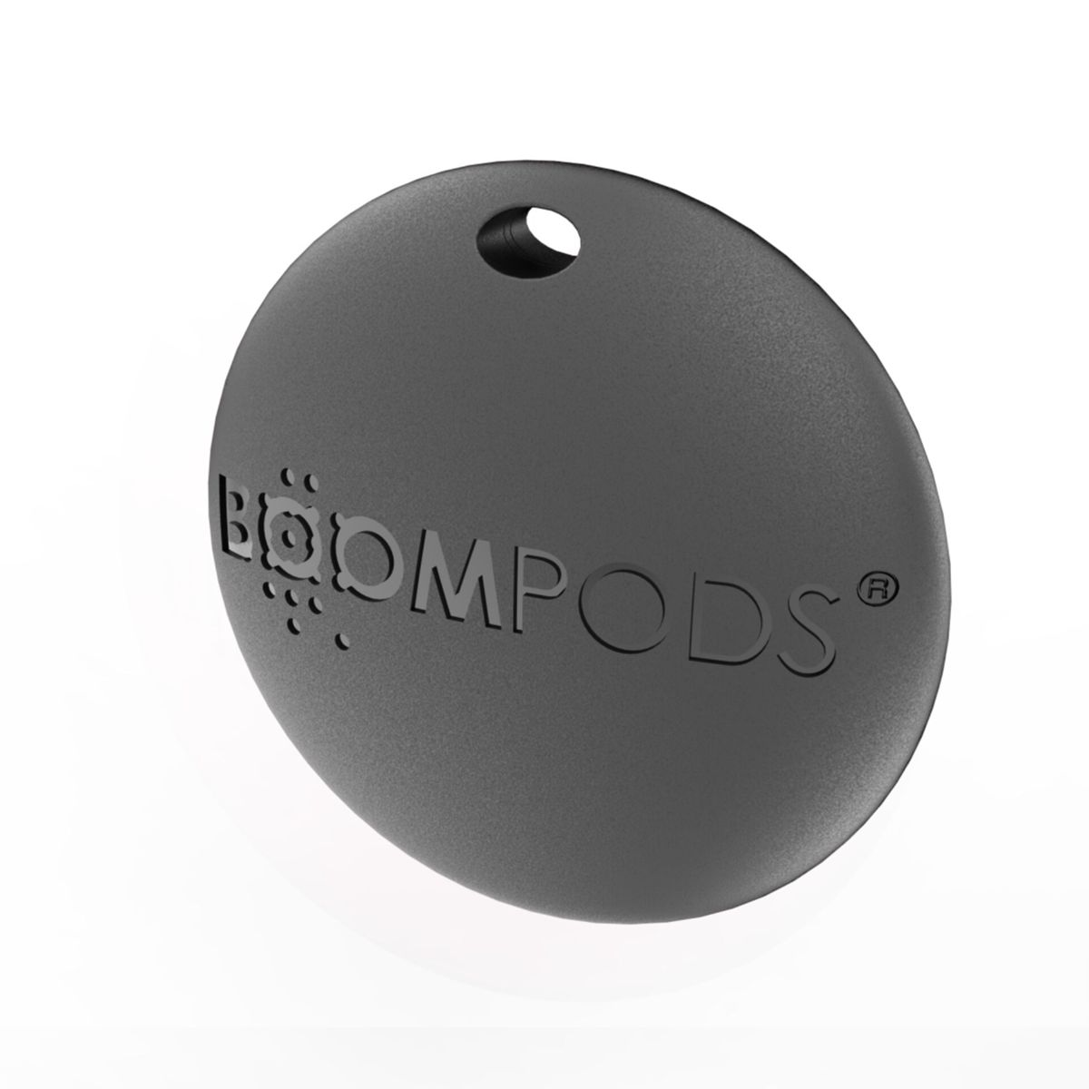 Un'etichetta BoomPods grigio scuro, rotonda con un foro in alto. Il marchio BoomPods è in rilievo sulla superficie.