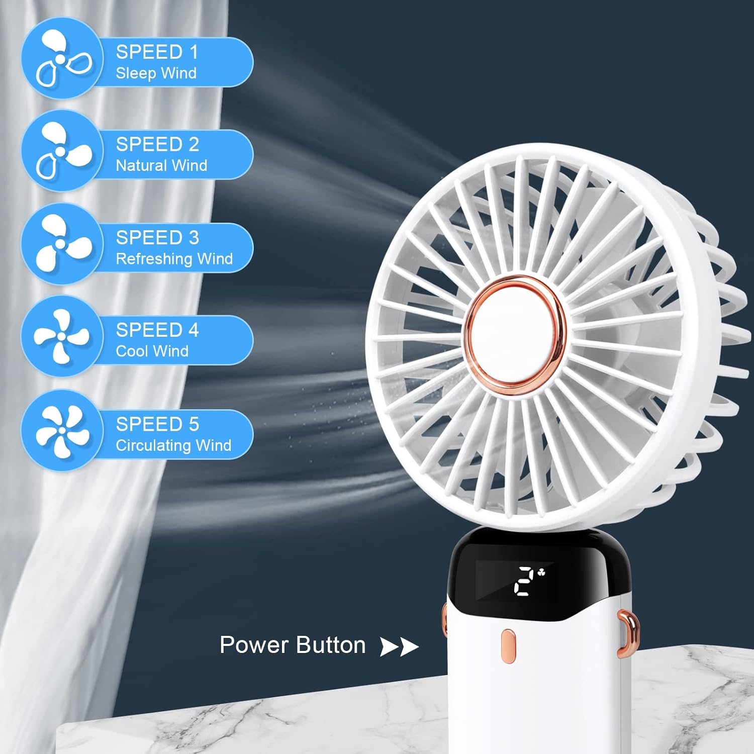 Ein tragbarer Ventilator in Weiß und Roségold. Er hat eine Digitalanzeige und einen Power-Knopf. Funktionen: Schlaf-, Natur-, Erfrischungs-, Kühl-, Umluftgeschwindigkeiten.