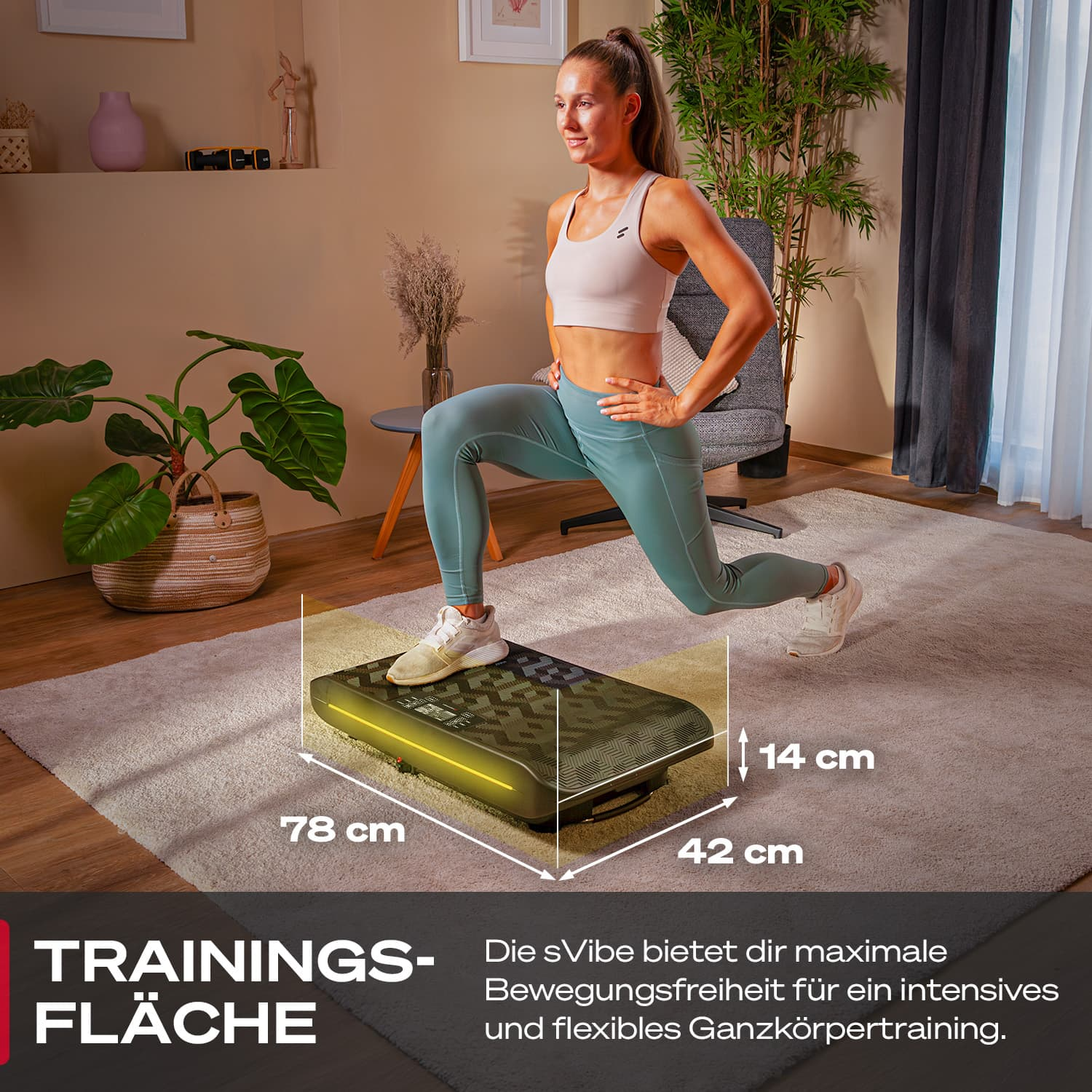 Frau trainiert auf einer Plattform. Abmessungen werden angezeigt. Sie trägt Sportkleidung. Im Hintergrund sind eine Pflanze und ein Stuhl.