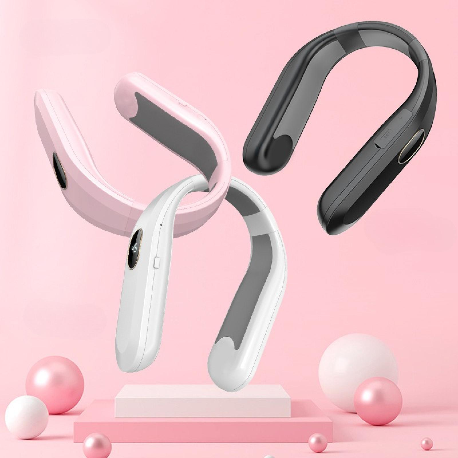 Nackenmassagegeräte in Pink, Weiß und Schwarz sind auf einer rosa Plattform mit Kugeln und einem rosa Hintergrund angeordnet.