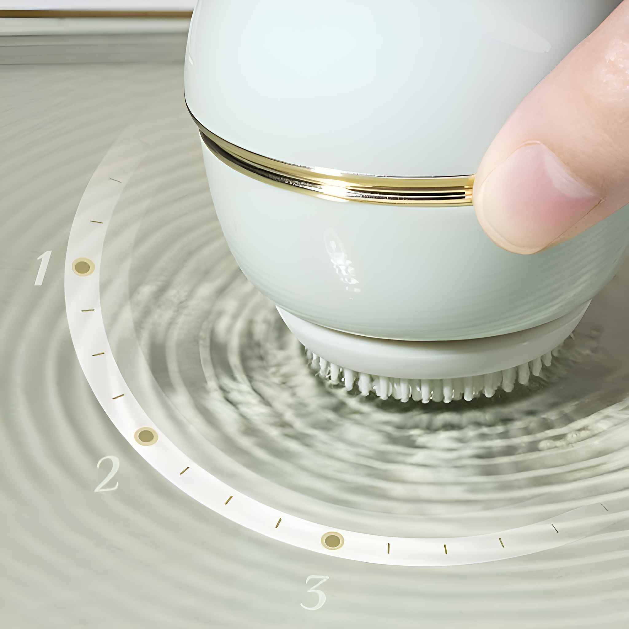Eine weiße Gesichtsbürste, die von einer Hand gehalten wird. Es ist von Wasser mit einem weißen Ring und den Zahlen 1, 2 und 3 umgeben.