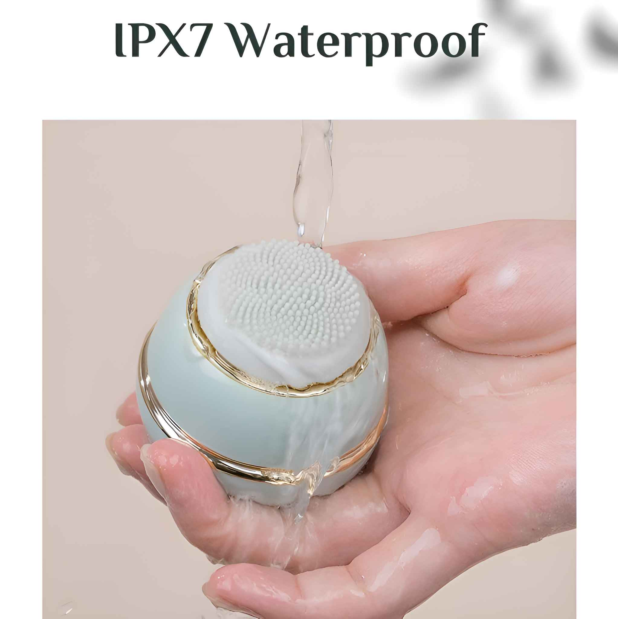 Eine Hand hält eine blaue und goldene Gesichtsreinigungsbürste, während Wasser darüber gegossen wird. Der Text "IPX7 Wasserdicht" steht oben.