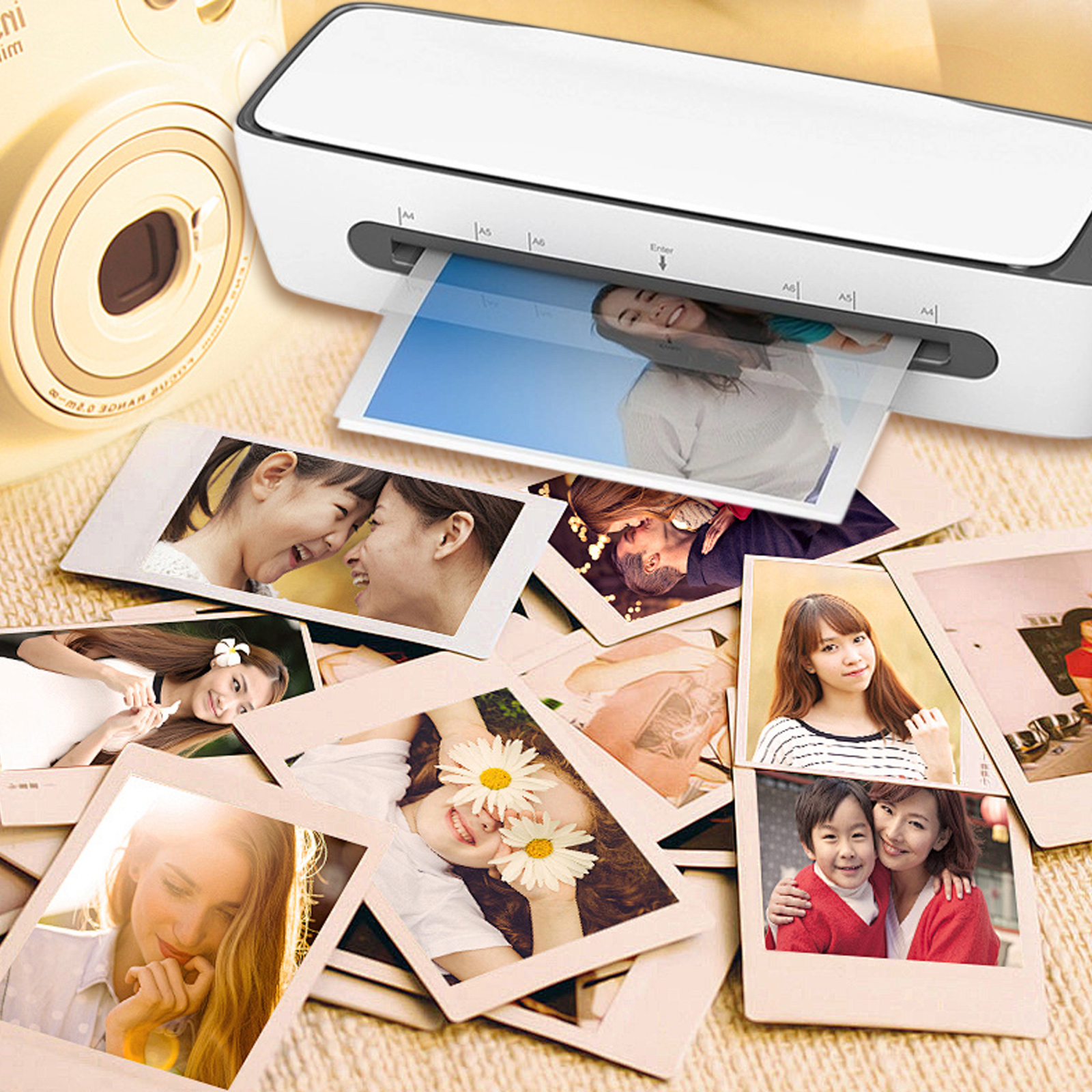 Ein Drucker druckt Fotos. Fotos von Menschen sind verstreut. Eine Polaroidkamera befindet sich in der oberen linken Ecke.