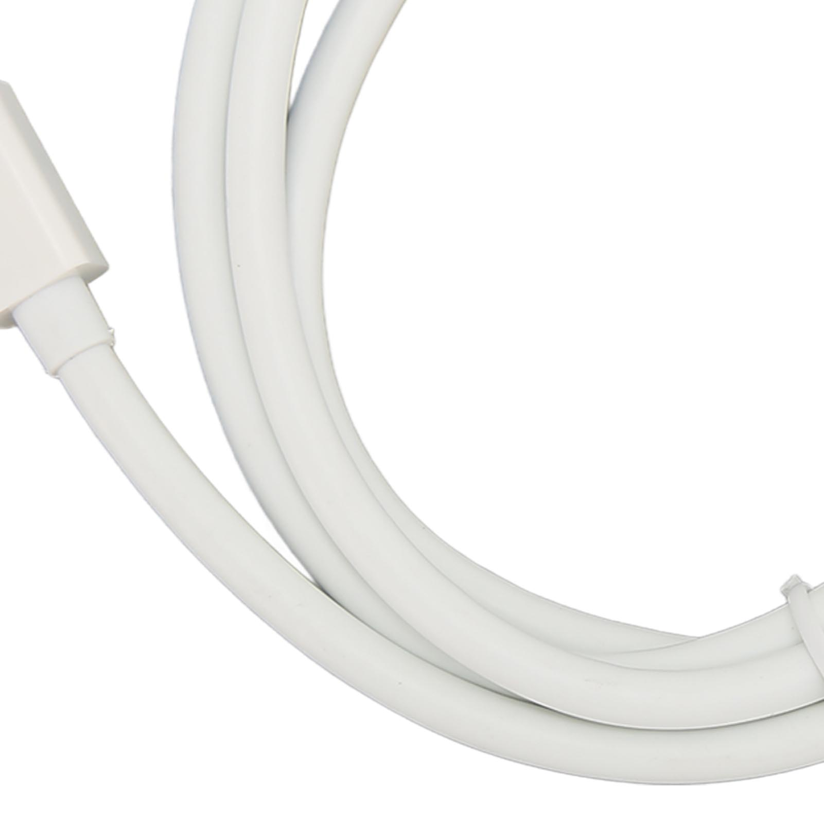Ein weißes Kabel mit einem Stecker auf der linken Seite. Mehrere gebogene Kabelabschnitte füllen das Bild, vor weißem Hintergrund.