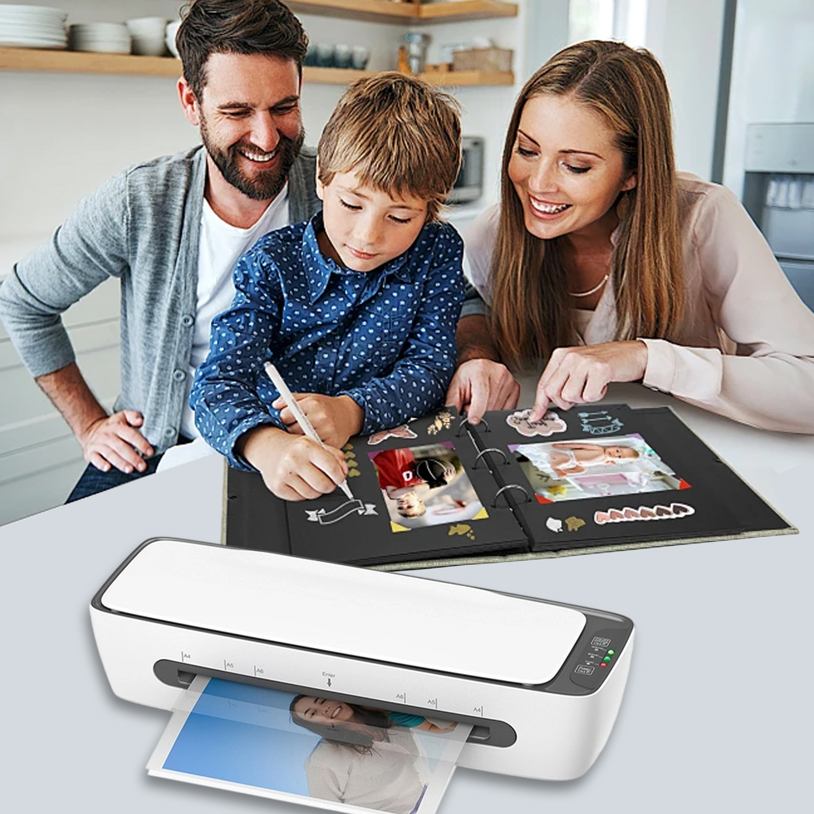 Familie betrachtet Fotoalbum. Ein Junge schreibt darauf. Ein Laminiergerät steht auf dem Tisch, aus dem ein Bild kommt.