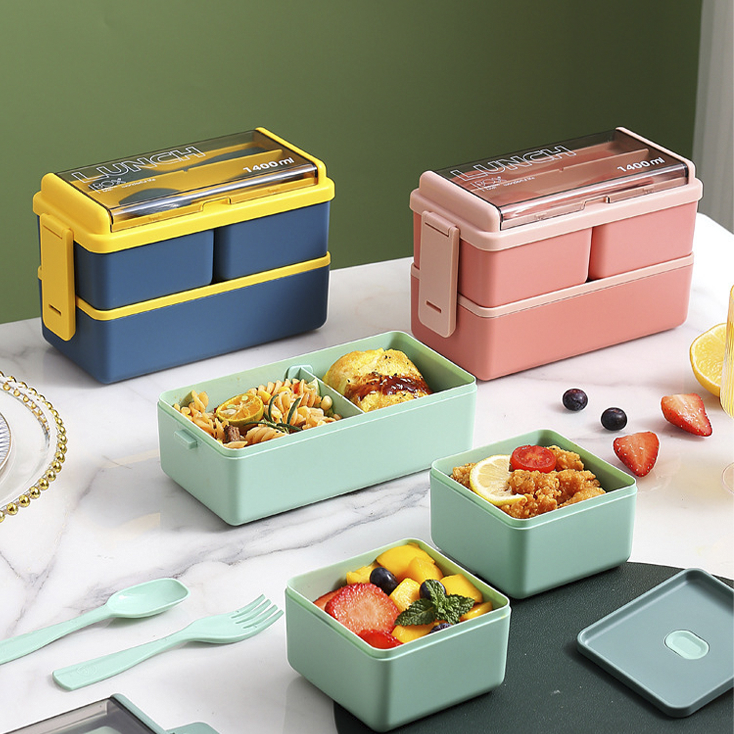 Loncheras con comida y frutas. Las cajas son azules, rosas y verdes. Incluye pasta, un sándwich, bayas y comida frita.