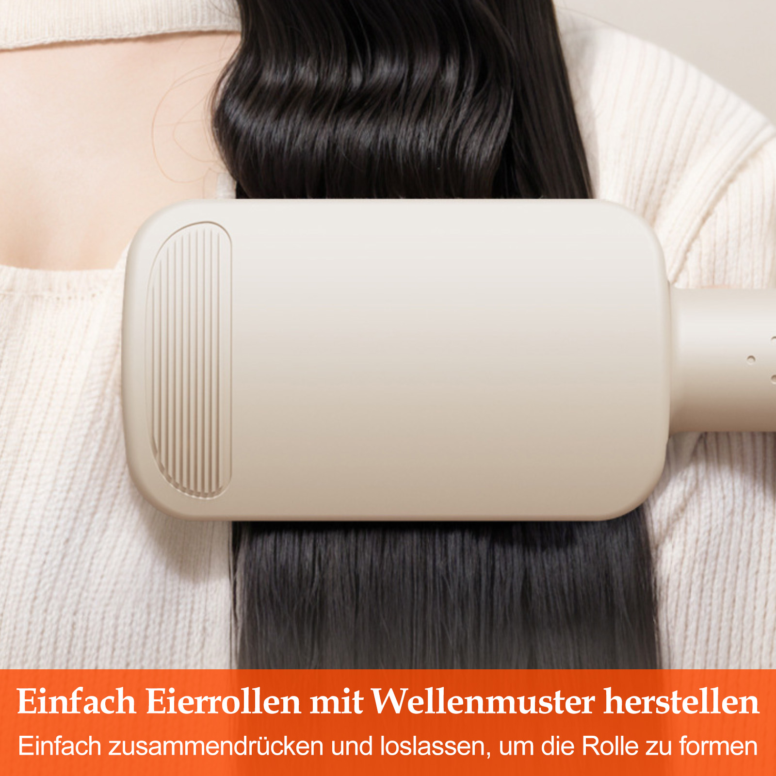 Eine Person benutzt ein beiges Lockenwickelgerät auf schwarzem Haar. Weißer Pullover im Hintergrund.