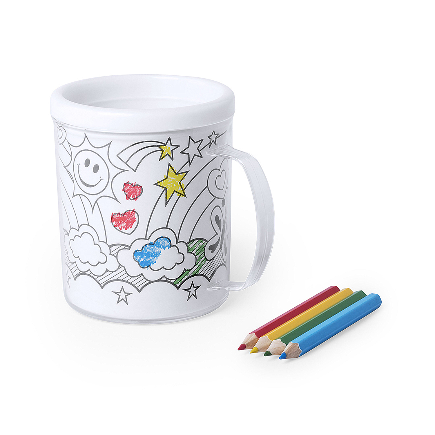 Una tazza bianca con disegni e quattro matite colorate. La tazza ha un manico e disegni di sole, stelle, nuvole e cuori.