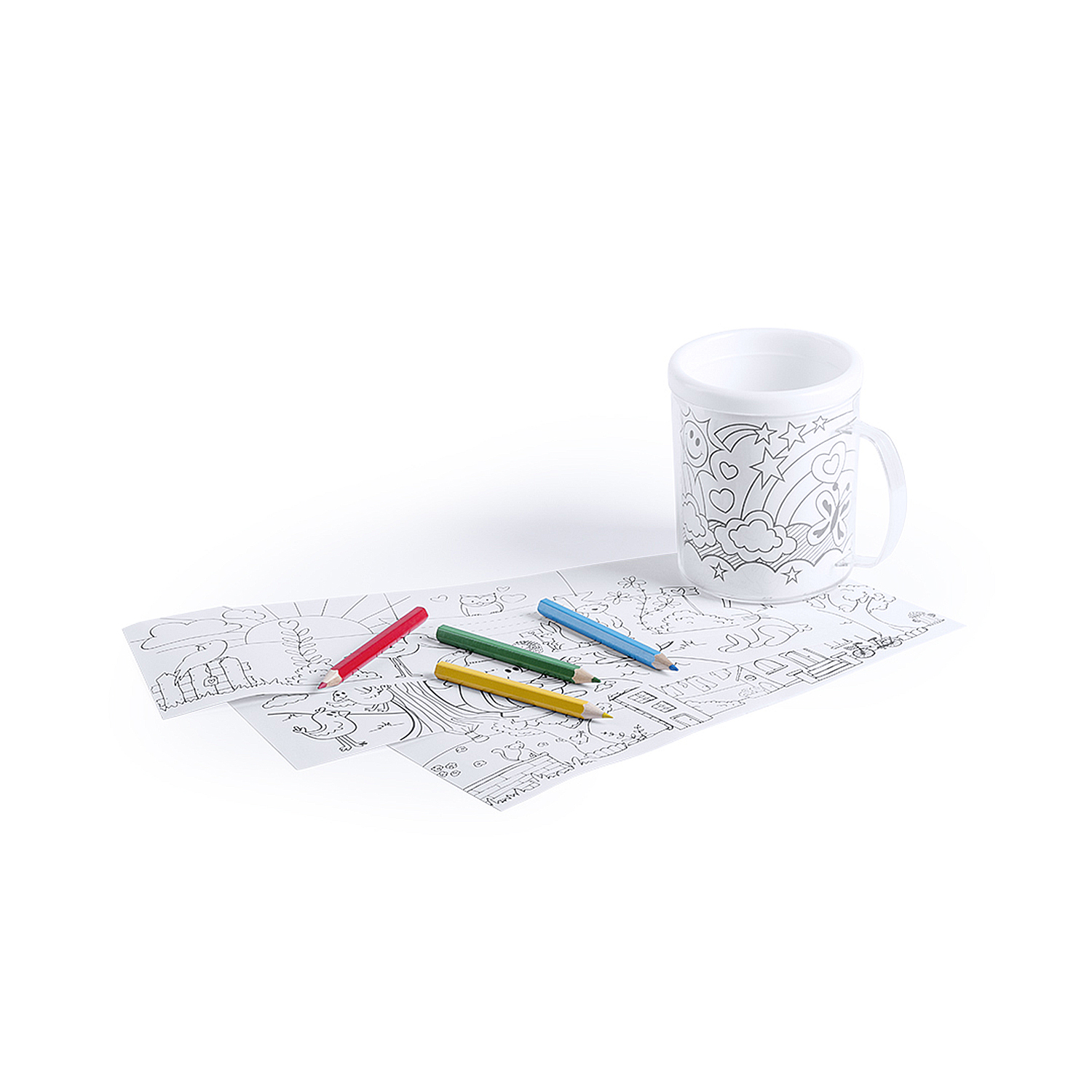 Una tazza bianca con un design a cartoni animati, pagine da colorare e matite colorate: rosso, verde, blu e giallo su sfondo bianco.