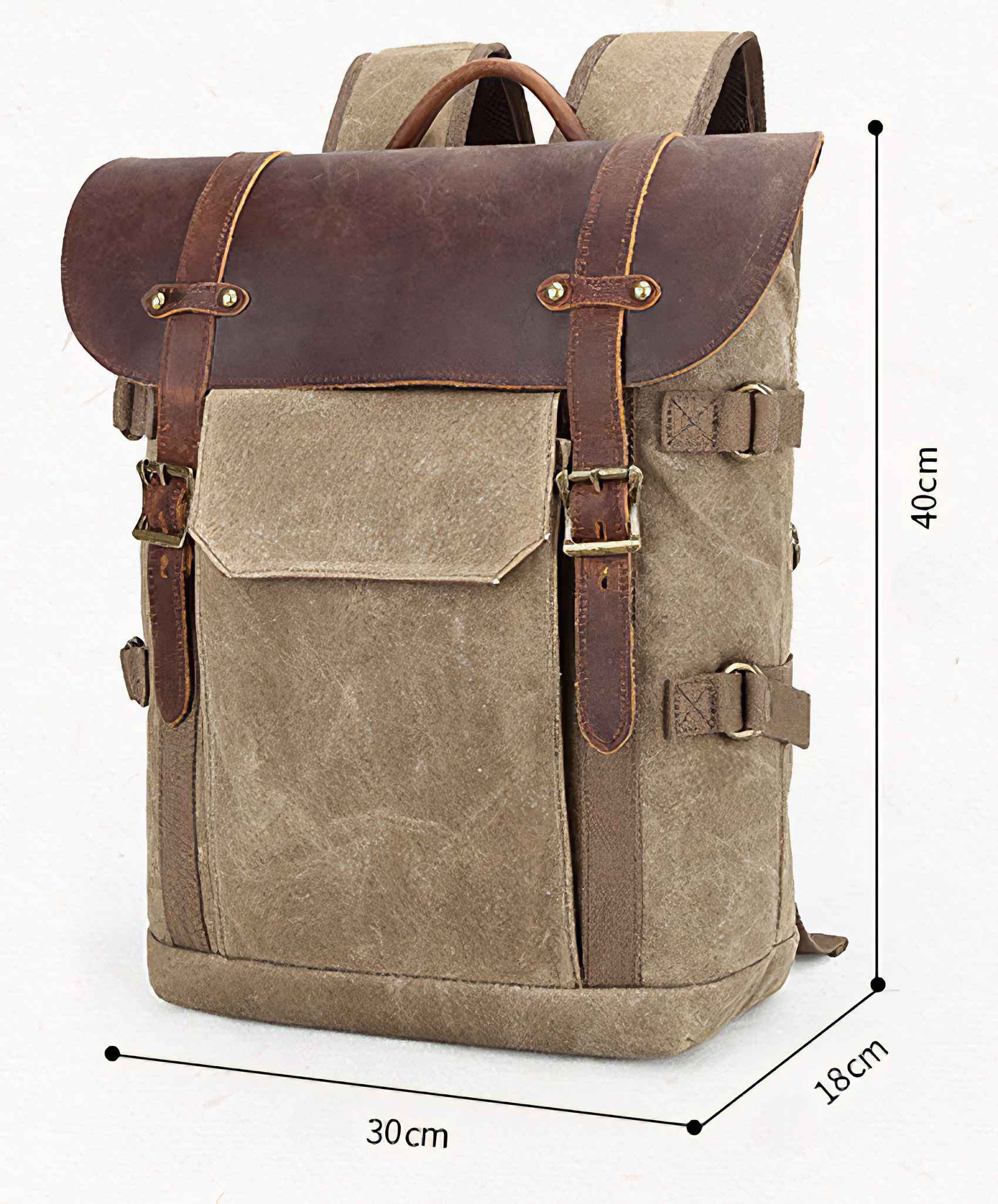 Leinwandrucksack mit braunem Lederverschluss, Riemen und Griff. Schnallen und Abmessungen 40x30x18cm sind sichtbar.