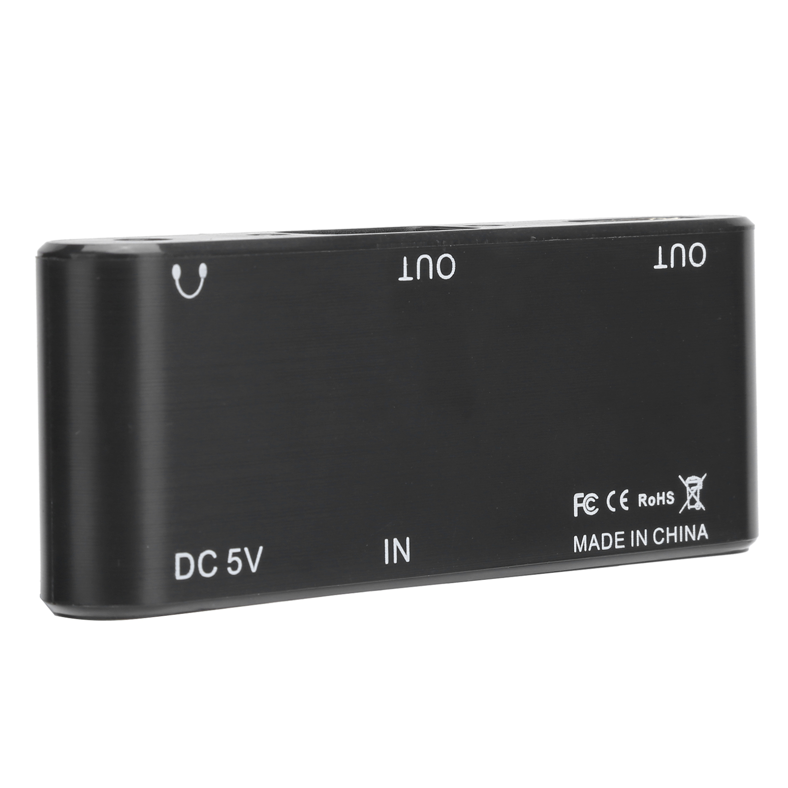 Schwarzes Audiogerät mit weißem Text. Zeigt 'OUT', 'IN', 'DC 5V', Kopfhörersymbol und Zulassungszeichen. Hergestellt in China.