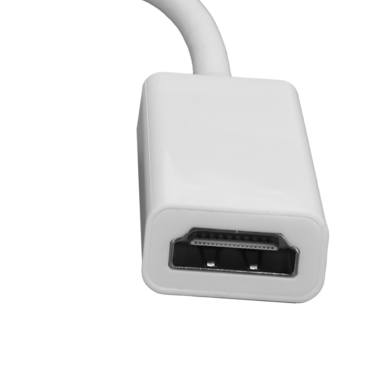 Ein weißer HDMI-Adapter mit weißem Kabel auf weißem Hintergrund. Der Adapter hat einen schwarzen Anschluss.