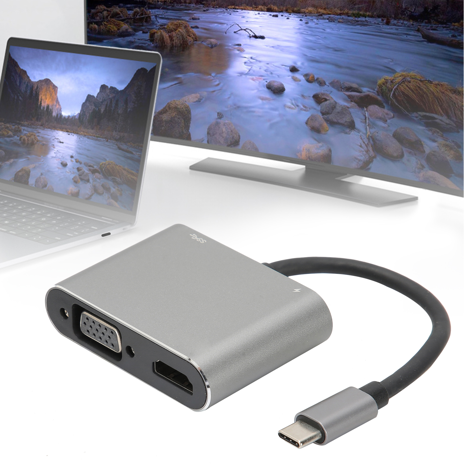 Ein silberner Adapter mit verschiedenen Anschlüssen, verbunden mit einem schwarzen Kabel und einem USB-C-Anschluss. Ein Laptop und Fernseher im Hintergrund.