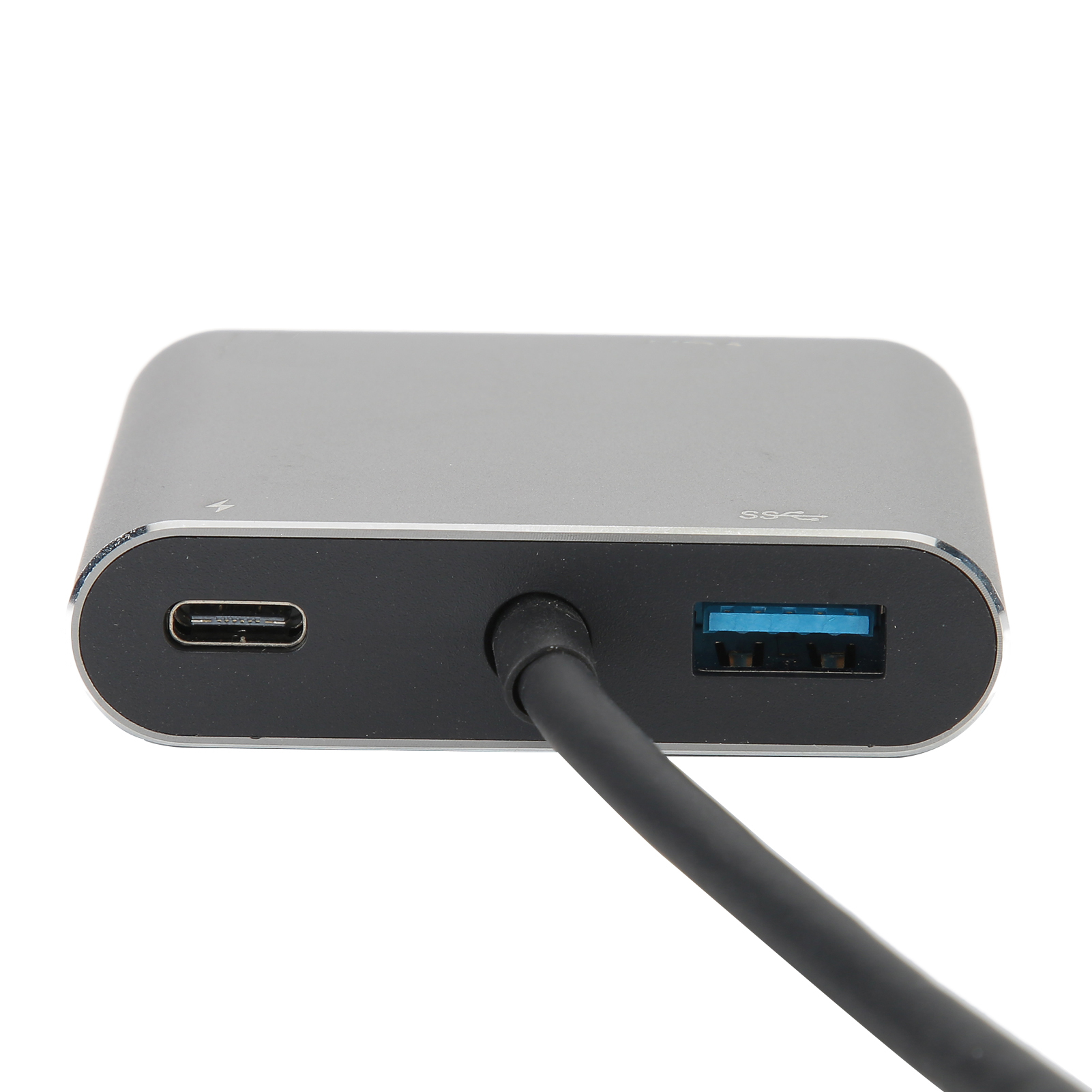 Ein silberner USB-Hub mit einem schwarzen Abschnitt mit USB-Anschlüssen. Ein schwarzes Kabel ist eingesteckt. Weißer Hintergrund.