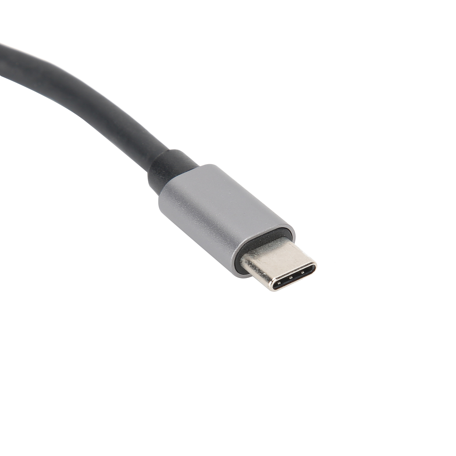 Nahaufnahme eines USB-C-Kabels. Das Kabel ist schwarz, der Stecker silbern und der Hintergrund weiß.