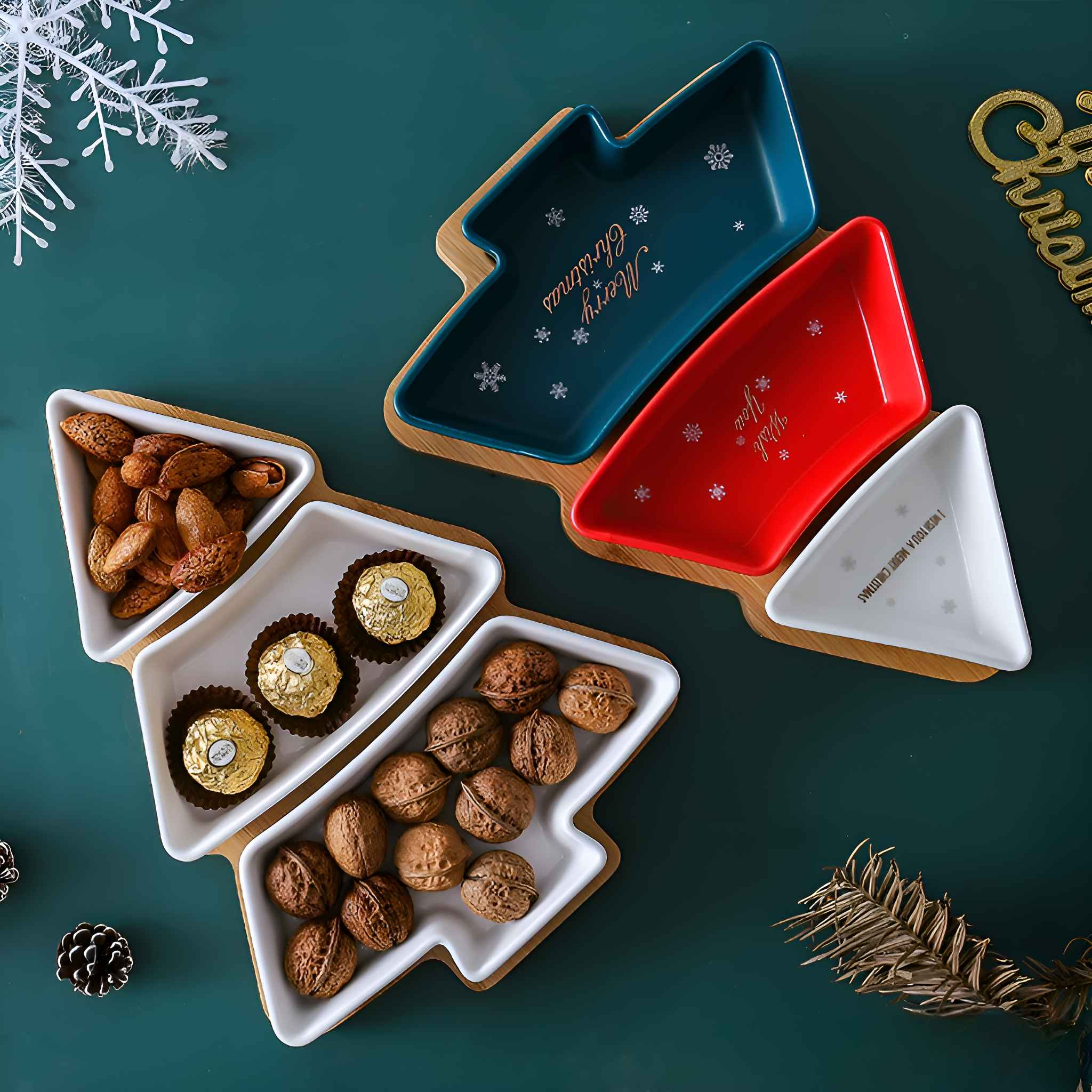 Weihnachts-Serviertabletts mit Nüssen und Pralinen. Die Tabletts sind wie Weihnachtsbäume geformt. Grüner Hintergrund.