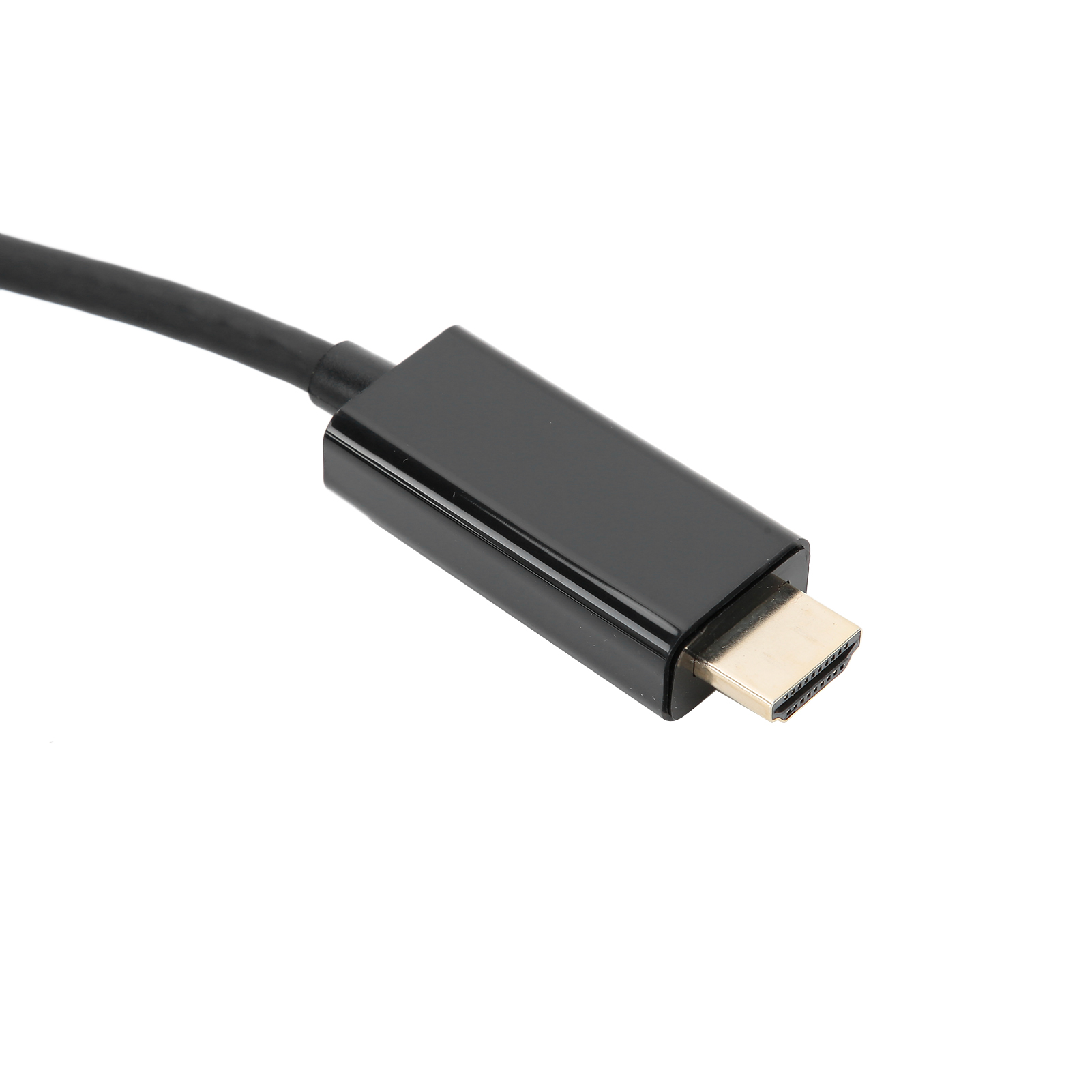 Schwarzes HDMI-Kabel mit goldfarbenem Stecker. Das Kabel befindet sich auf weißem Hintergrund.