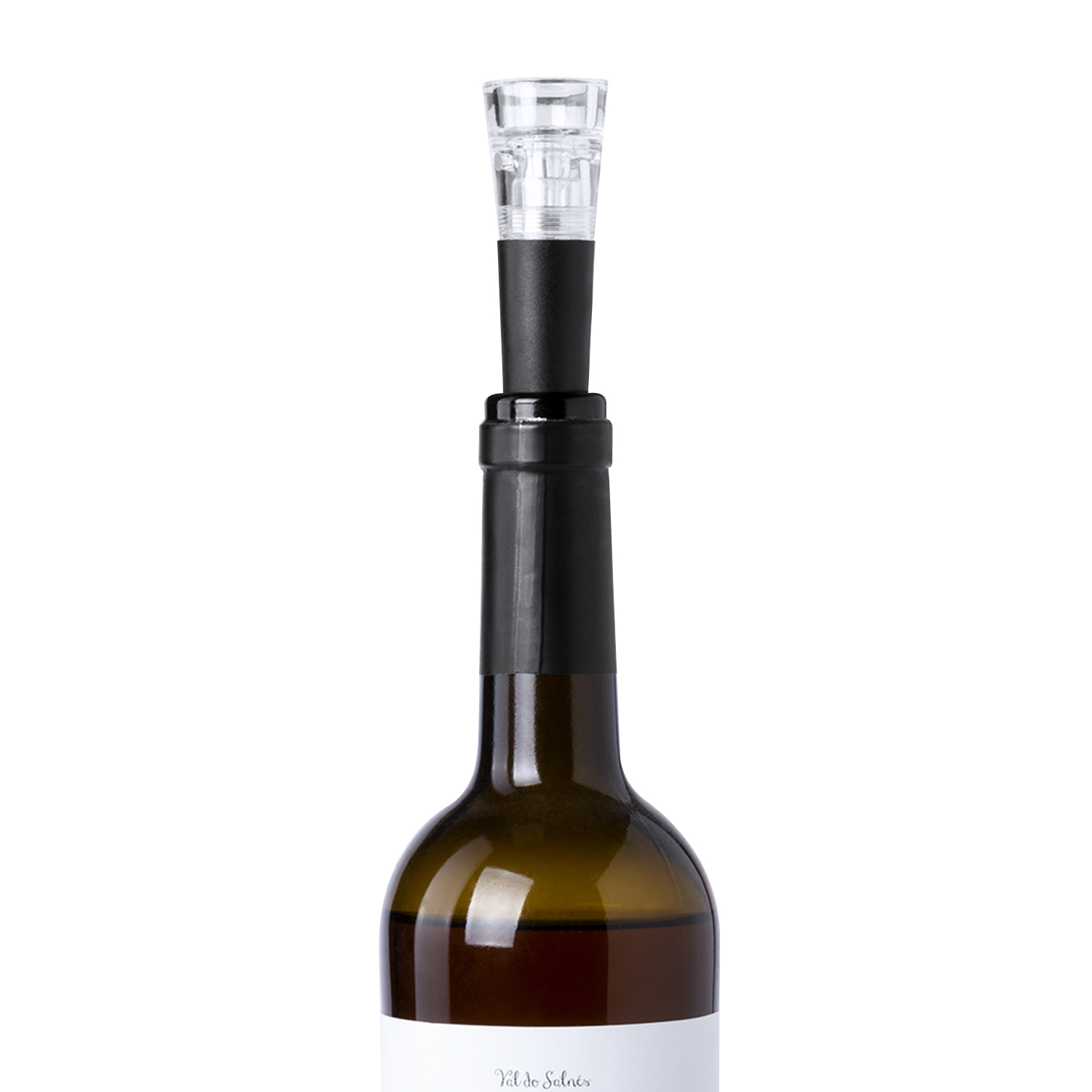 Una bottiglia di vino parzialmente visibile con collo nero e un aeratore per vino sopra. Lo sfondo è bianco.