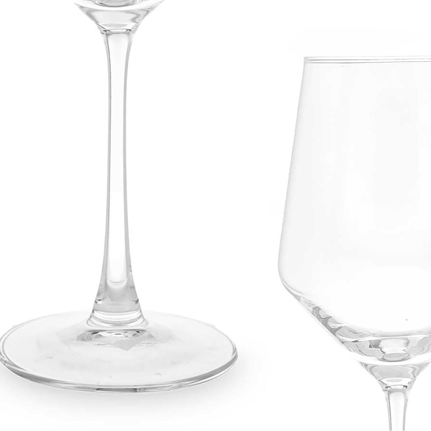 Due bicchieri da vino trasparenti su sfondo bianco. Un bicchiere è completamente visibile, l'altro parzialmente. Entrambi sono vuoti.