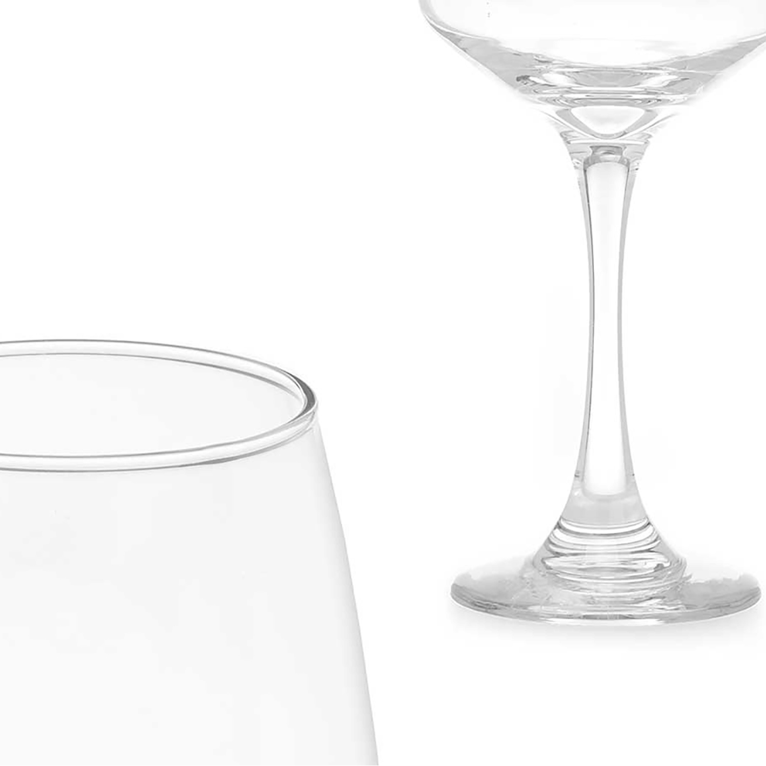 Primer plano de dos copas de vino transparentes. Una es una copa de tallo, la otra es un vaso. Ambos tienen fondo blanco.