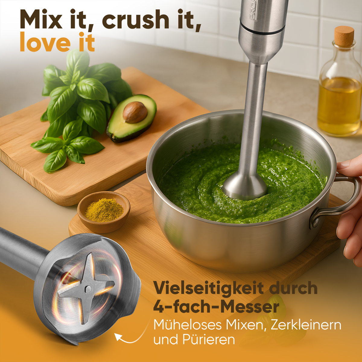 Un frullatore a immersione mescola pesto verde in una pentola d'acciaio. Ingredienti: avocado, basilico e spezie su tagliere.