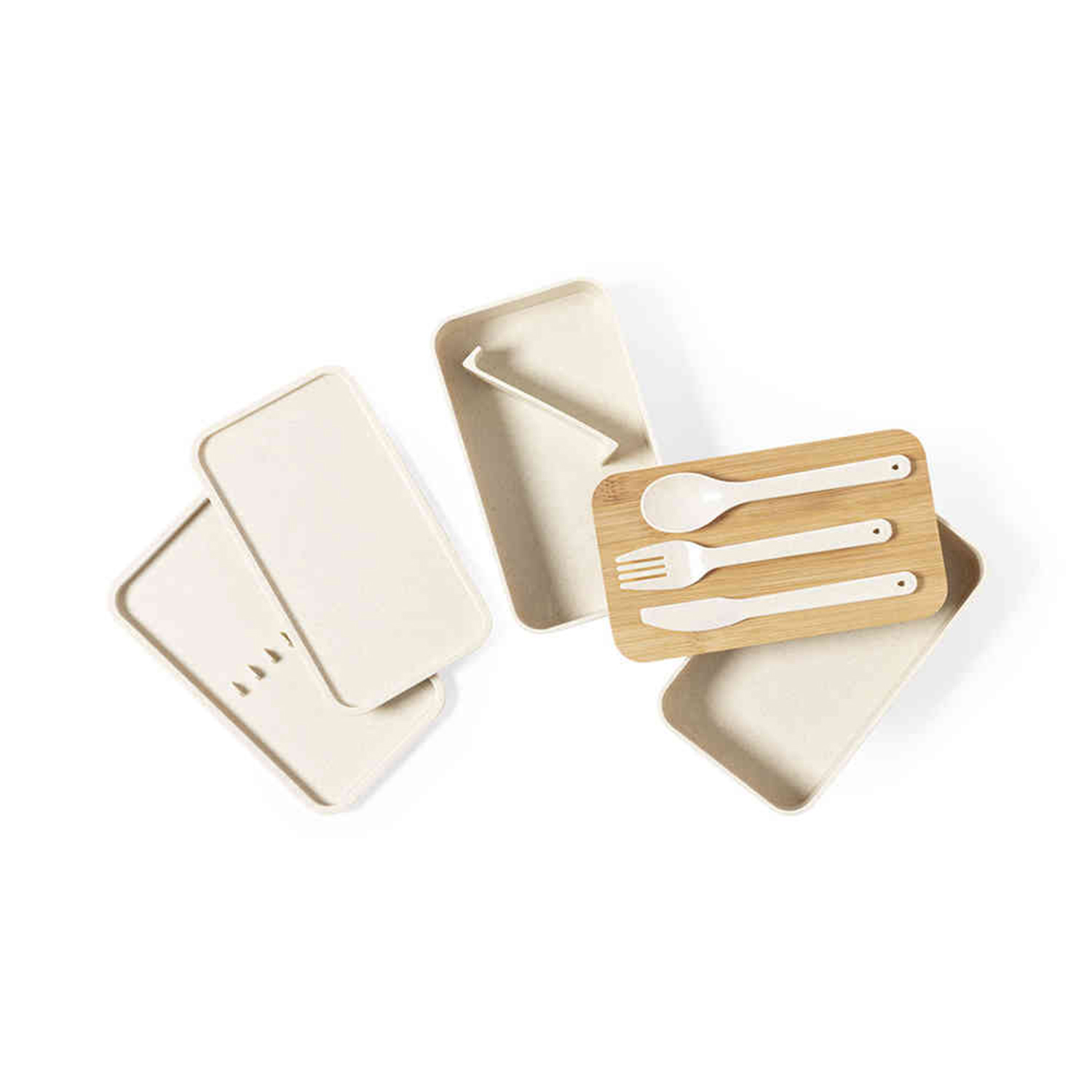 Un set di posate beige su sfondo bianco. Include cucchiaio, forchetta e coltello su un piatto di legno, con custodia.