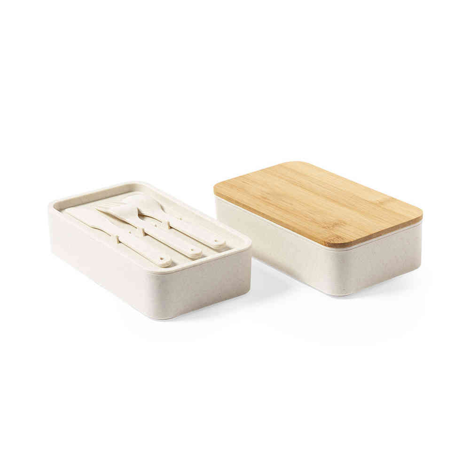 Un portapranzo beige con coperchio in bambù è accanto a un contenitore aperto con posate. Tutti gli oggetti sono su sfondo bianco.