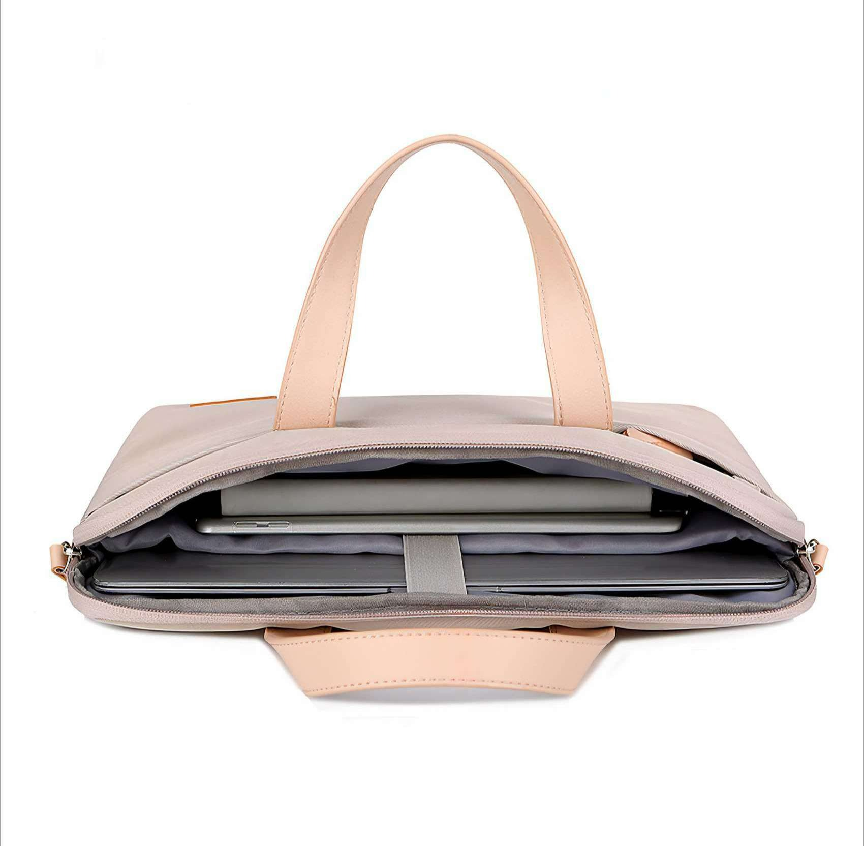 Offene Laptoptasche mit Laptop und Tablet im Inneren. Die Tasche ist rosa mit hellrosa Griffen, auf weißem Hintergrund.