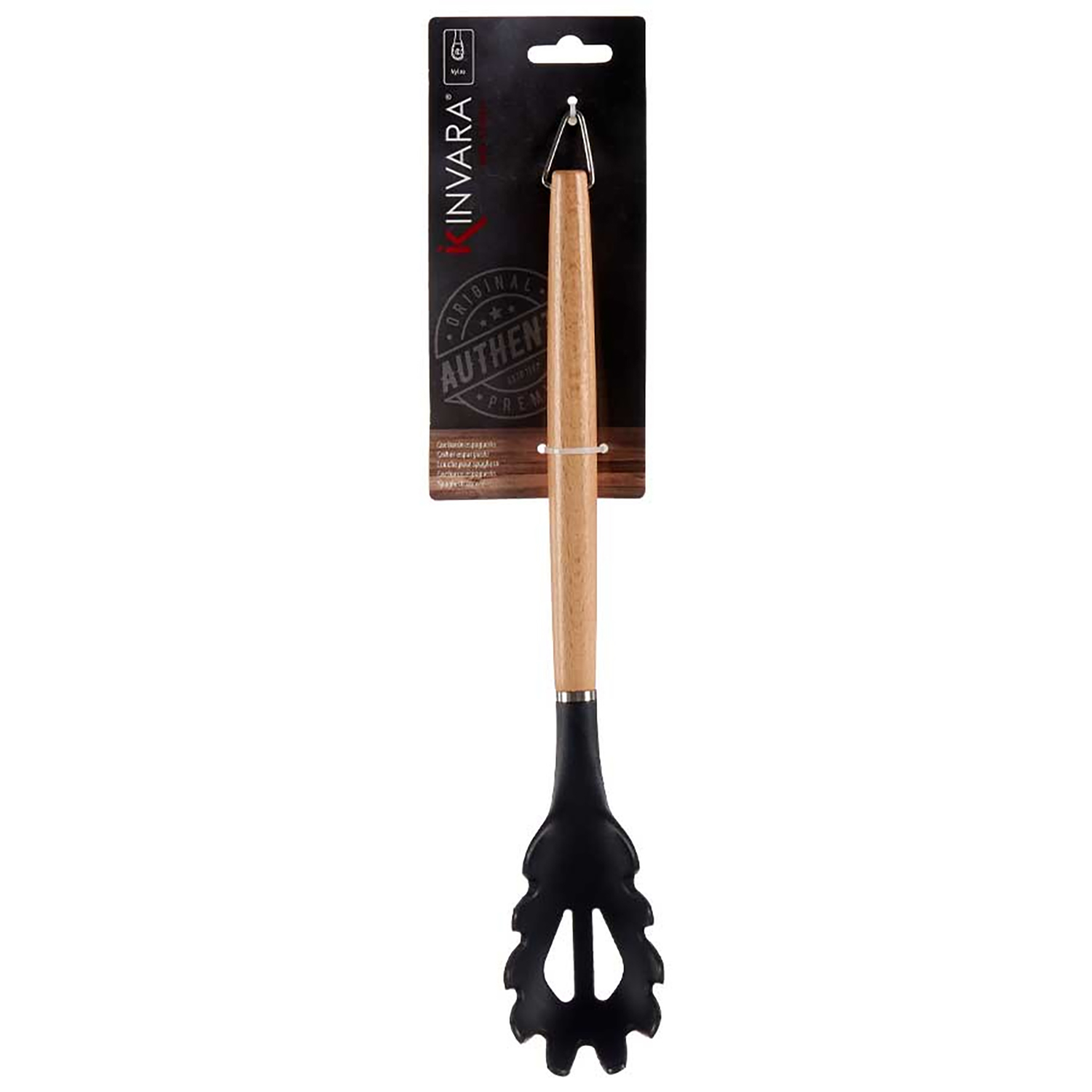 Un cucchiaio da portata per pasta nero e in legno è appeso a un cartoncino nero su uno sfondo bianco.