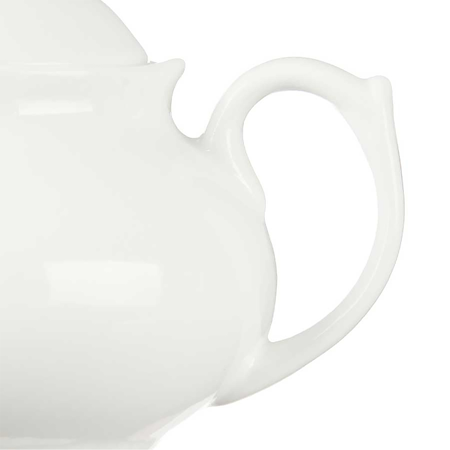 Primo piano di una teiera in ceramica bianca. Visibili sono il manico, parte del coperchio e il corpo. Lo sfondo è bianco.