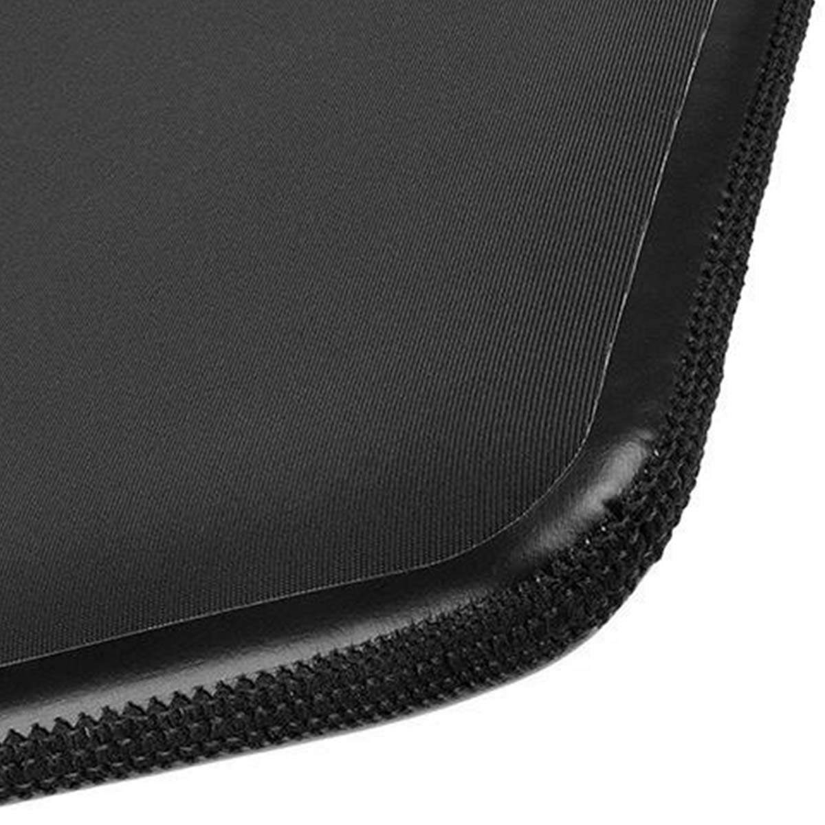Primo piano di tessuto nero. Un bordo curvo con bordo cucito e materiale nero liscio all'interno. La trama è leggermente a coste.