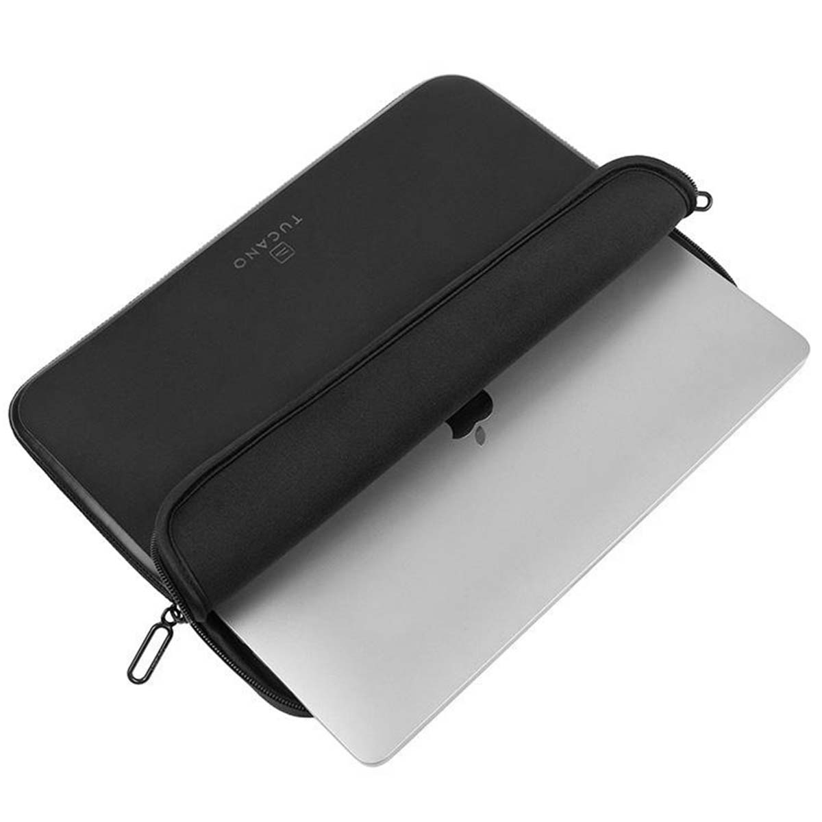 Custodia nera Tucano per laptop parzialmente aperta, rivela un laptop argentato con logo Apple. La custodia ha una cerniera.