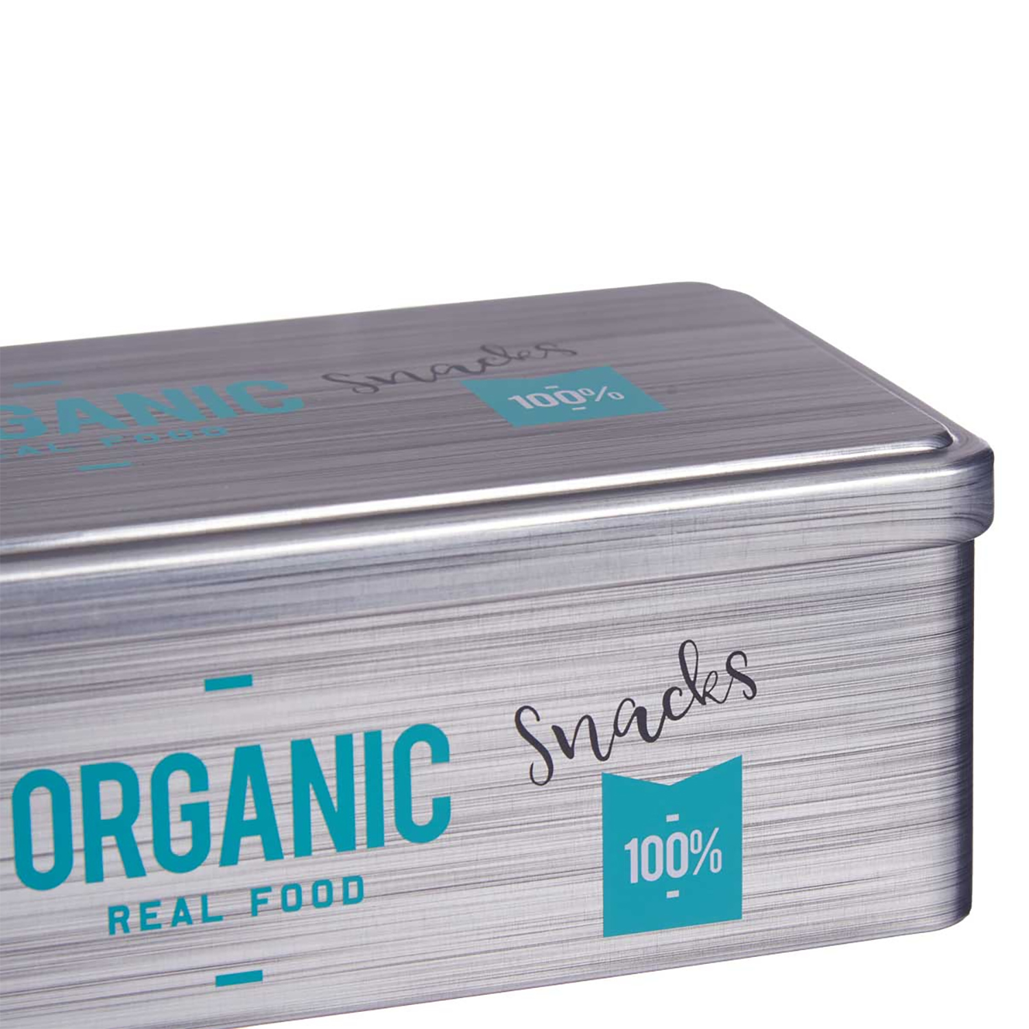 Una scatola di metallo argentato con 'ORGANIC' in turchese, etichetta 'Snacks 100%' e 'REAL FOOD'. Lo sfondo è bianco.