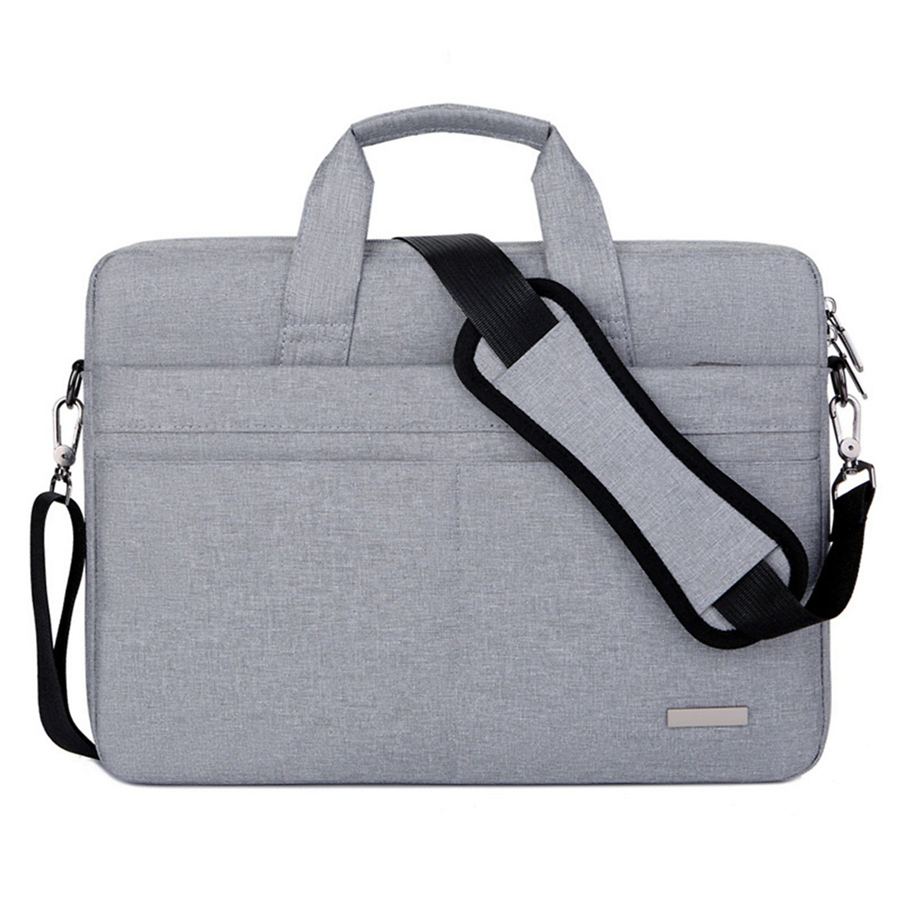 Eine graue Laptoptasche mit schwarzem Riemen. Sie hat einen Griff und einen Schulterriemen. Vorne ist eine kleine Metallplatte.
