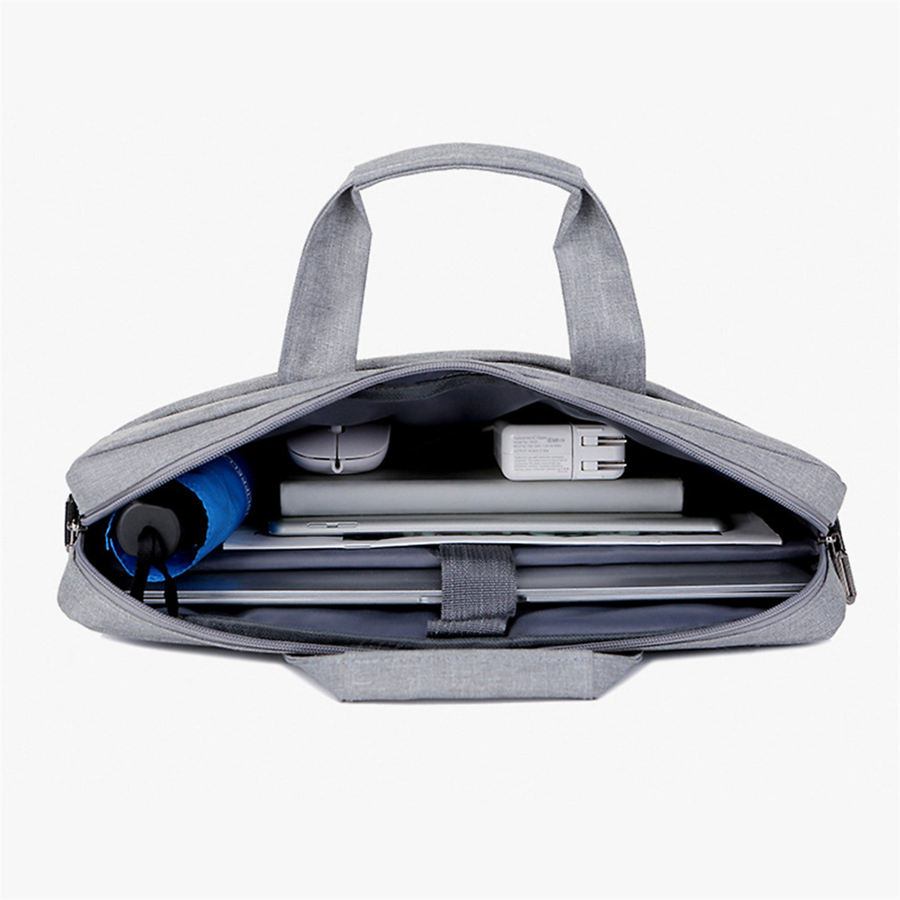 Graue Laptoptasche, geöffnet, mit Maus, Ladegerät, Laptop, Tablets und blauem Regenschirm.