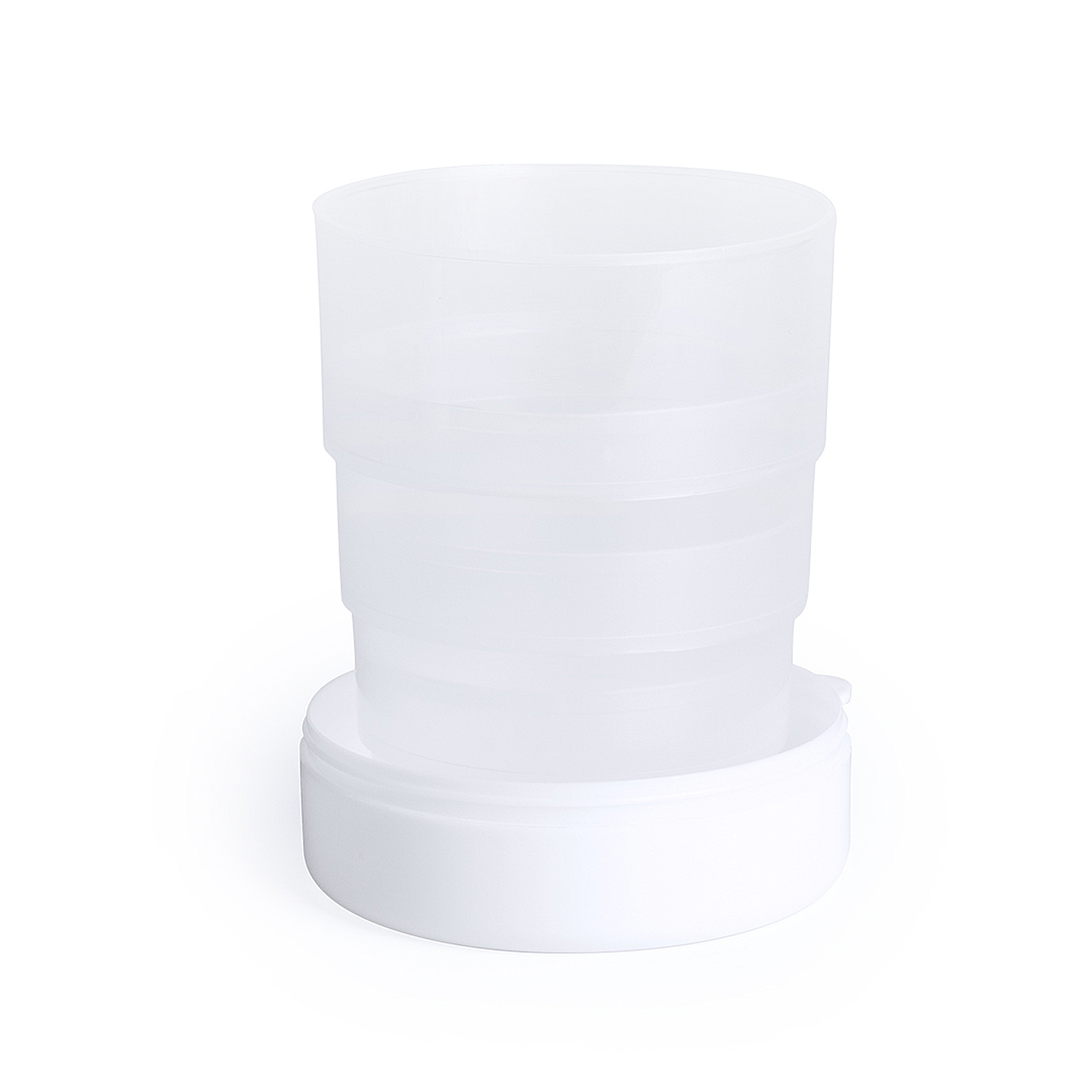 Se muestra una taza blanca y plegable sobre una superficie blanca. Es cilíndrica y descansa sobre una base circular blanca.