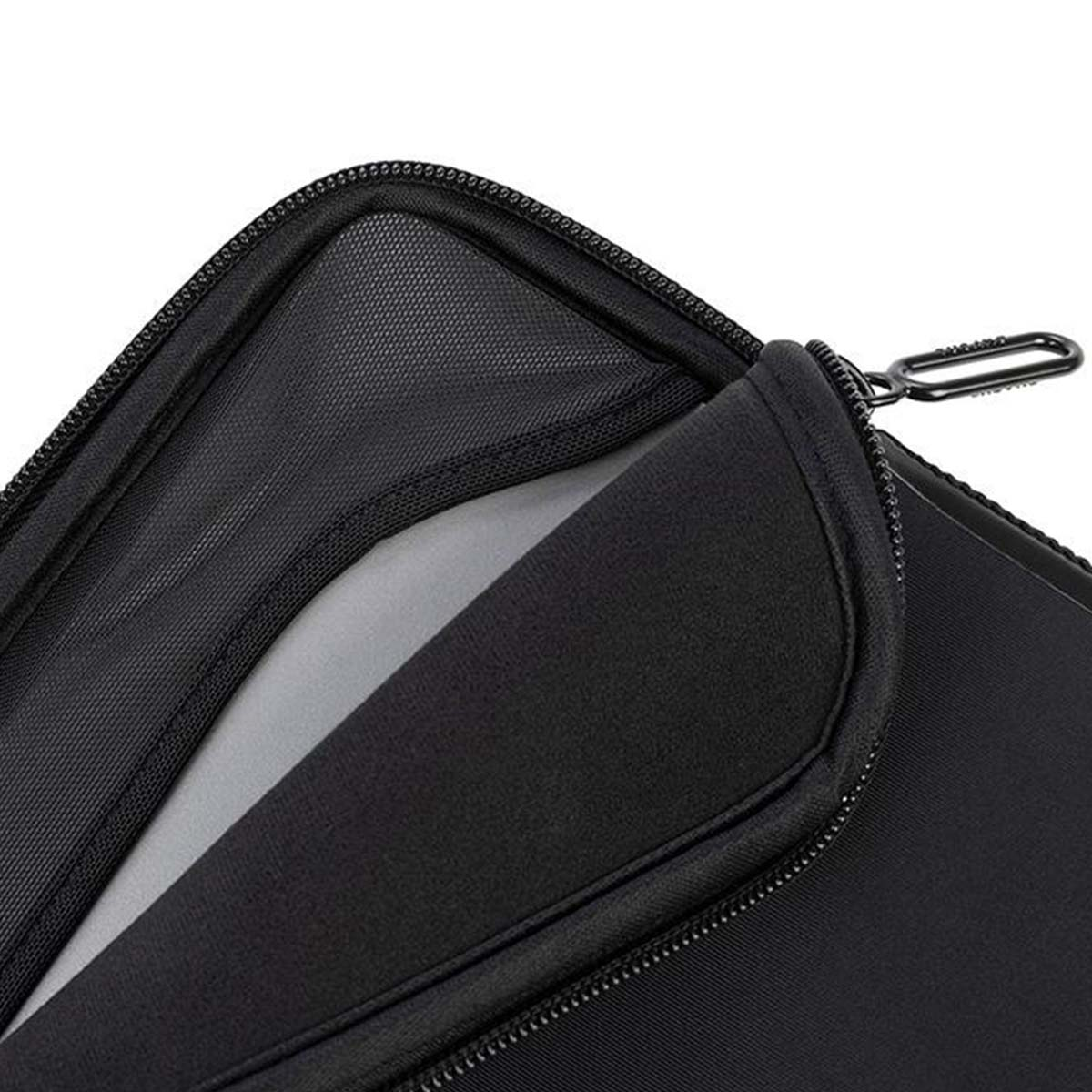 Primo piano di una custodia nera per laptop. La cerniera è parzialmente aperta, rivelando una tasca a rete e un interno grigio.