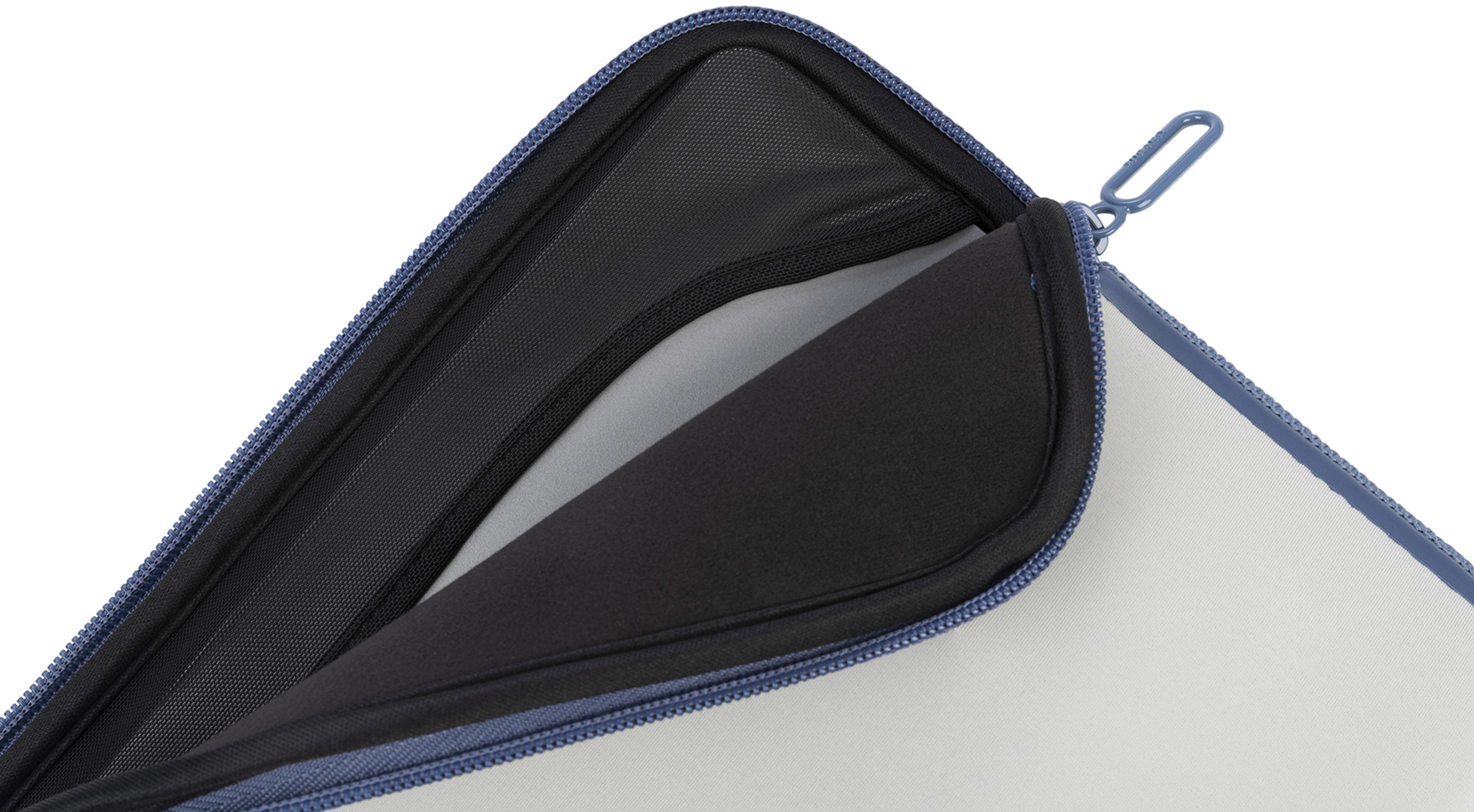 Una custodia blu per laptop è parzialmente aperta. Ha una cerniera e una tasca a rete all'interno. Lo sfondo è bianco.