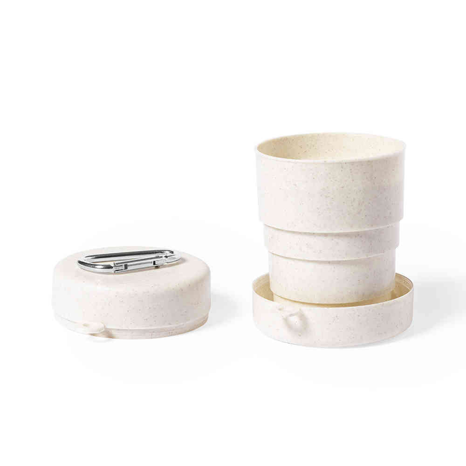 Una tazza e un coperchio beige pieghevoli con un moschettone argentato su una superficie bianca. La tazza è parzialmente estesa.