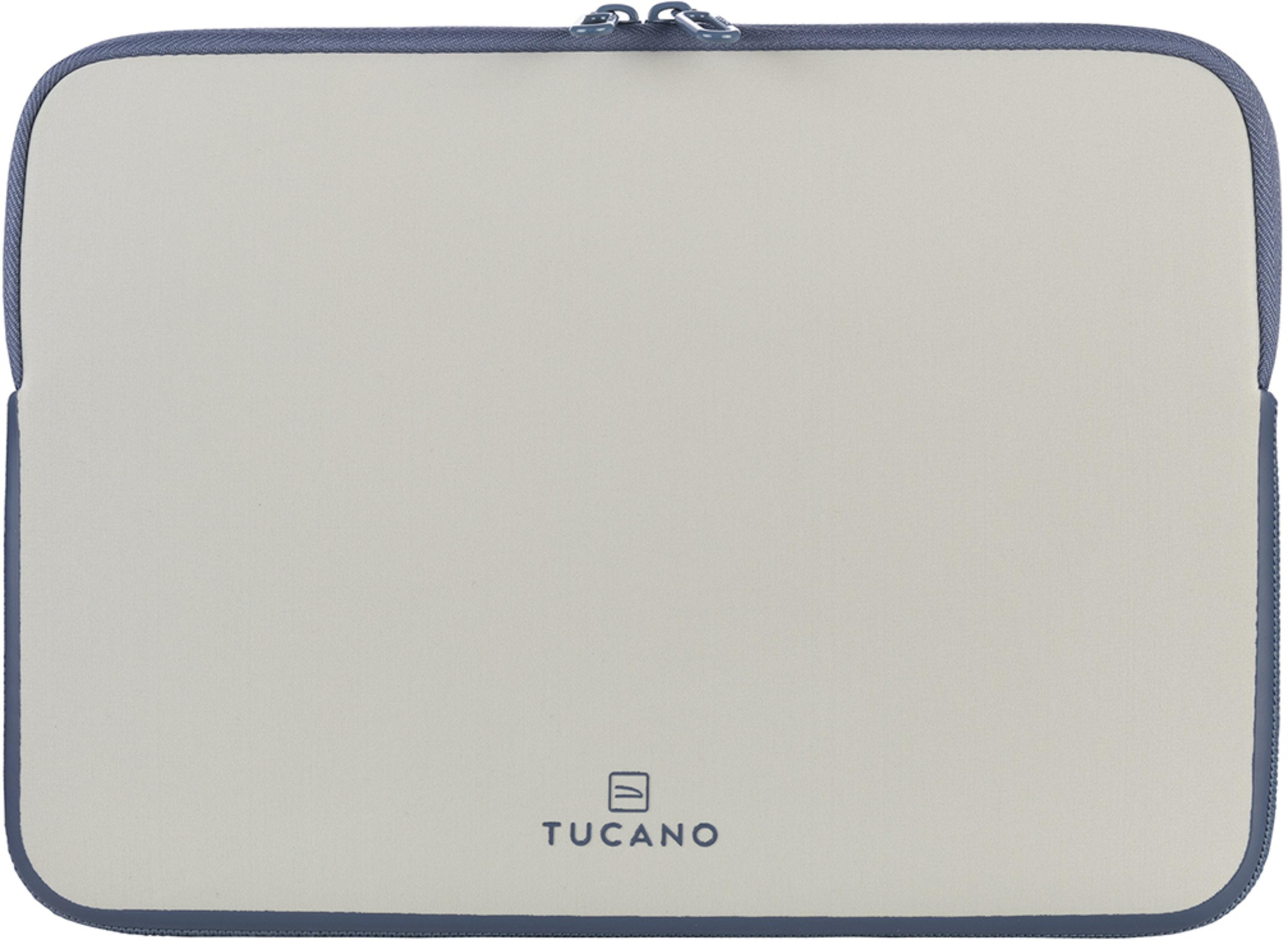 Una custodia per laptop Tucano grigio chiaro con finiture e cerniera blu scuro. Il logo del marchio è stampato in basso.