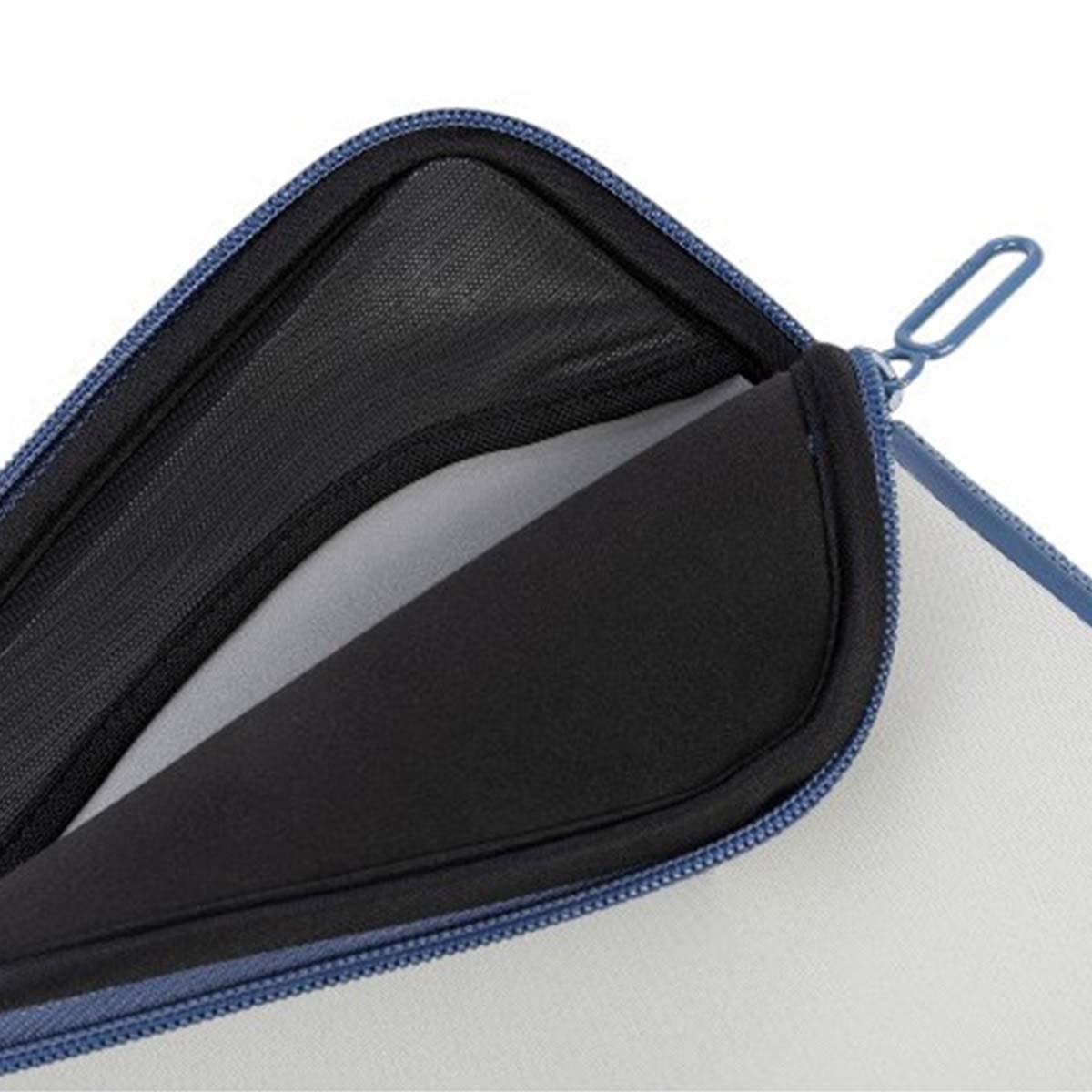 Una custodia per laptop aperta con cerniera blu. All'interno, c'è un vano in rete e schiuma nera. Lo sfondo è grigio chiaro.