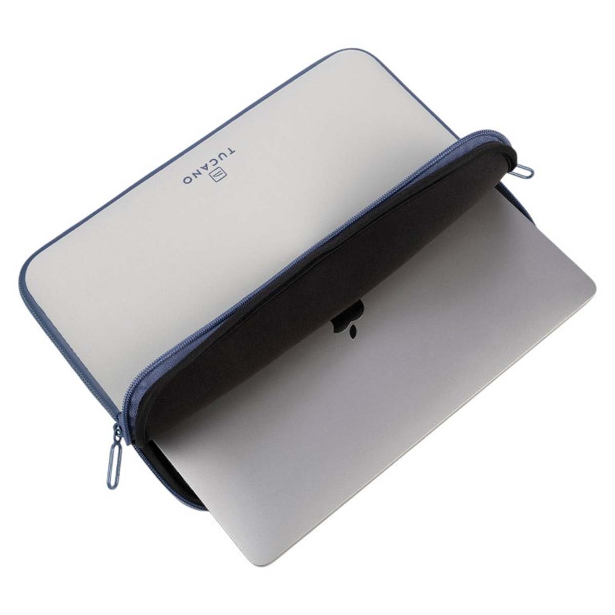 Un laptop è in una custodia Tucano grigia. La custodia è aperta, rivelando il laptop. La custodia ha una cerniera blu e il logo Tucano.