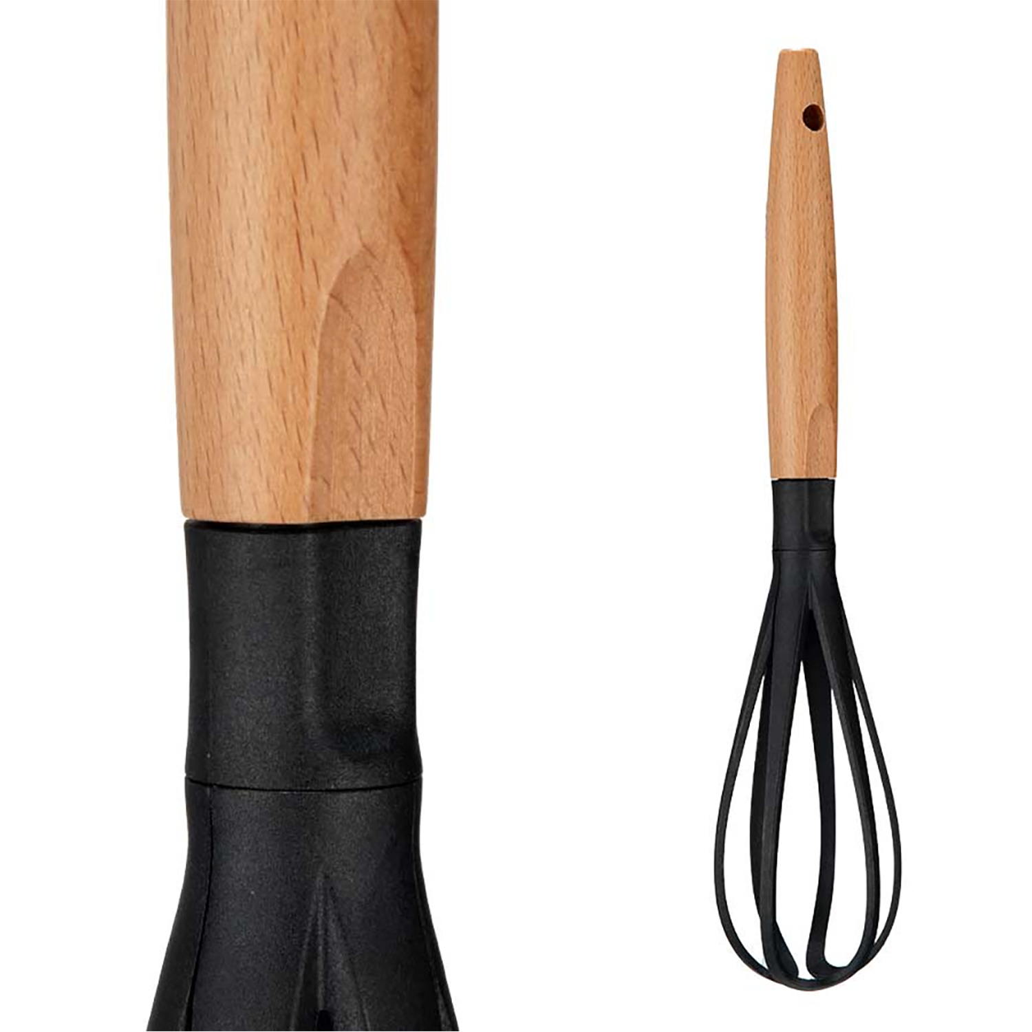 Una frusta con manico in legno e fili neri. È isolata su sfondo bianco. Il manico ha un foro per appenderla.