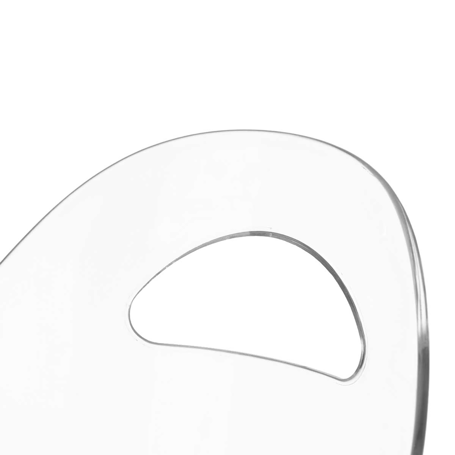 Primo piano di una maniglia di plastica trasparente. La maniglia ha una parte superiore curva e un'apertura arrotondata al centro.