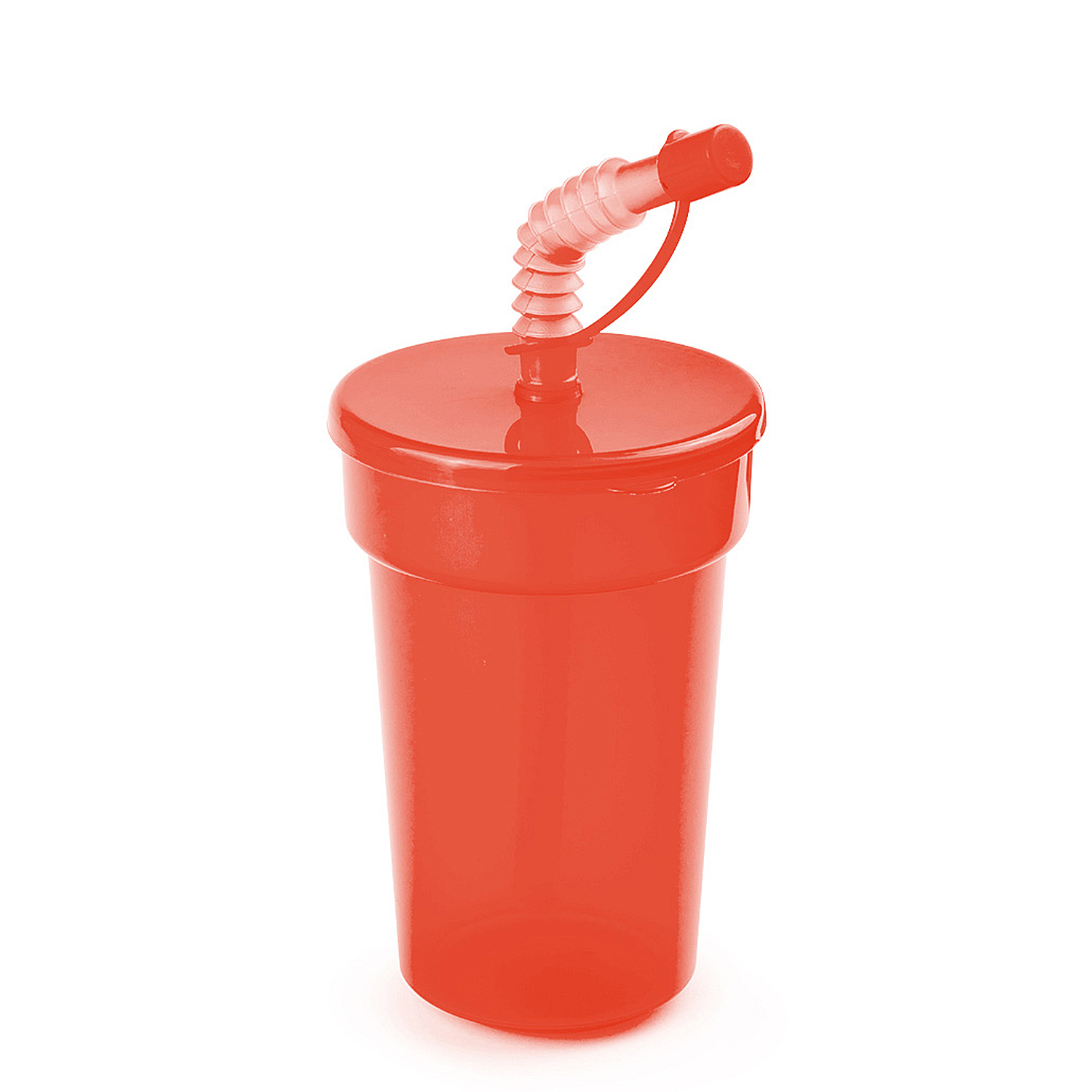 Un bicchiere di plastica rosso con coperchio e cannuccia. La cannuccia è trasparente e flessibile. Lo sfondo è bianco.