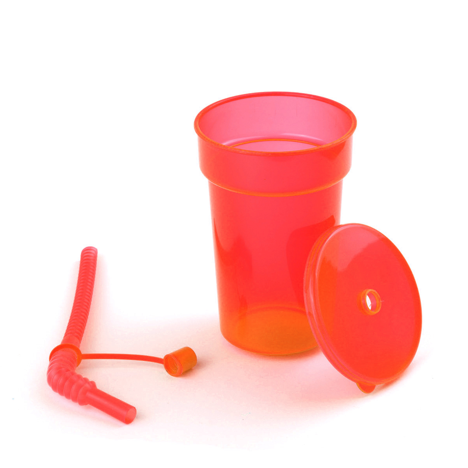 Un bicchiere, un coperchio e una cannuccia di plastica rossa su una superficie bianca. Il coperchio è rimosso e la cannuccia staccata.